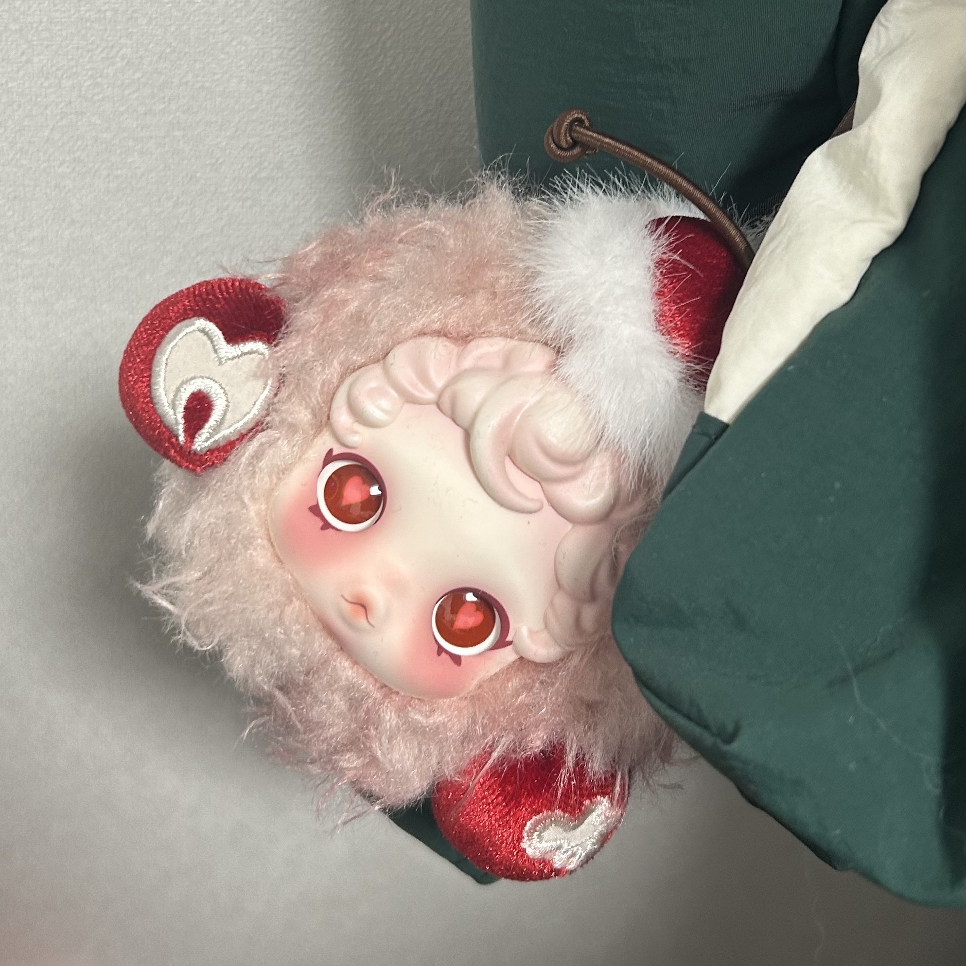 Pop Mart Skullpanda You Found Me！Series Earphone Bag Moldy Muffin 착용 스타일