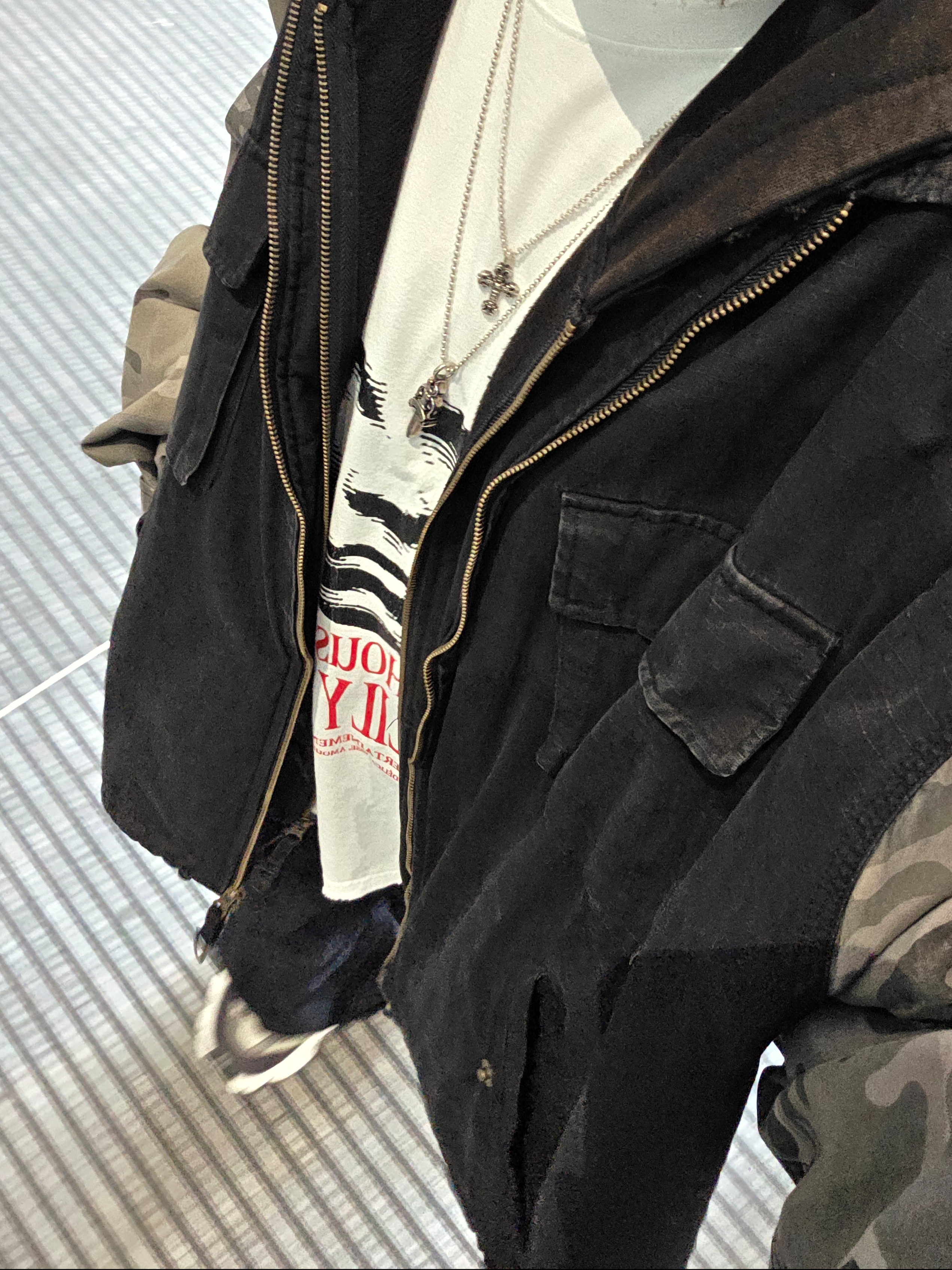 Undermycar Morph Oversized Crop Field Jacket Rock Ridge - 23SS, Undermycar House of Lily Graphic T-Shirt White - 23SS 착용 스타일