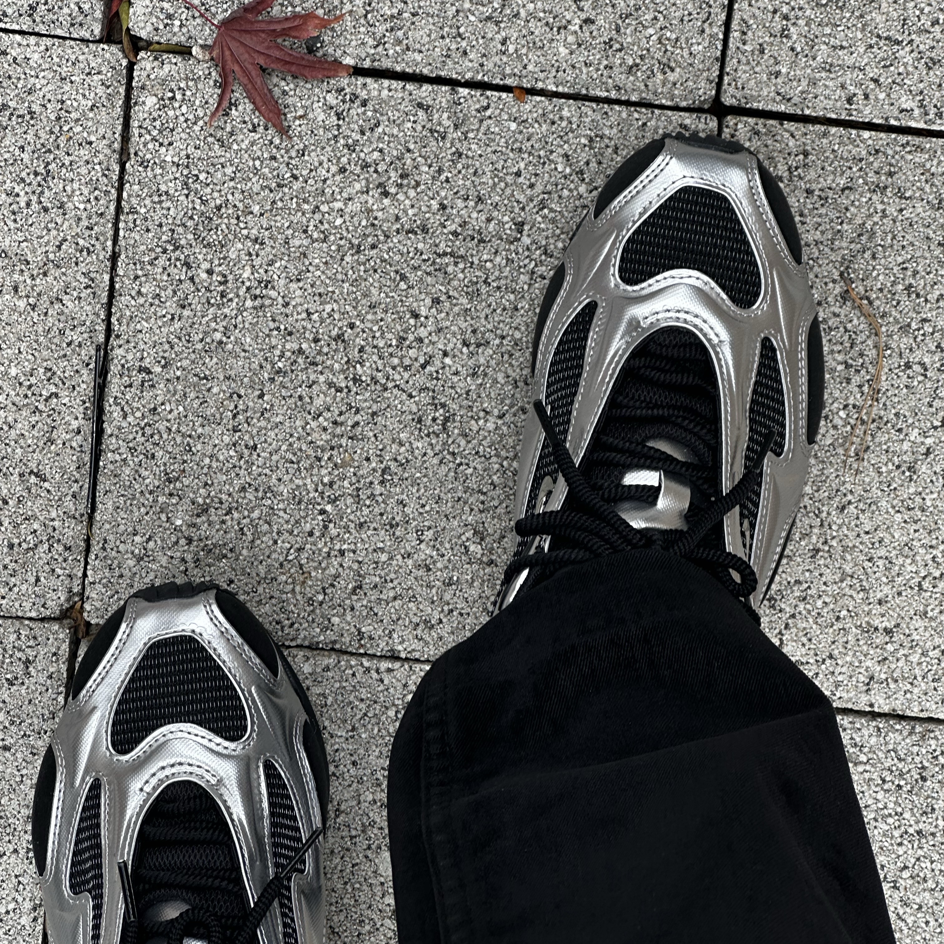 (W) Nike Air Max Muse Black and Metallic Silver 착용 스타일