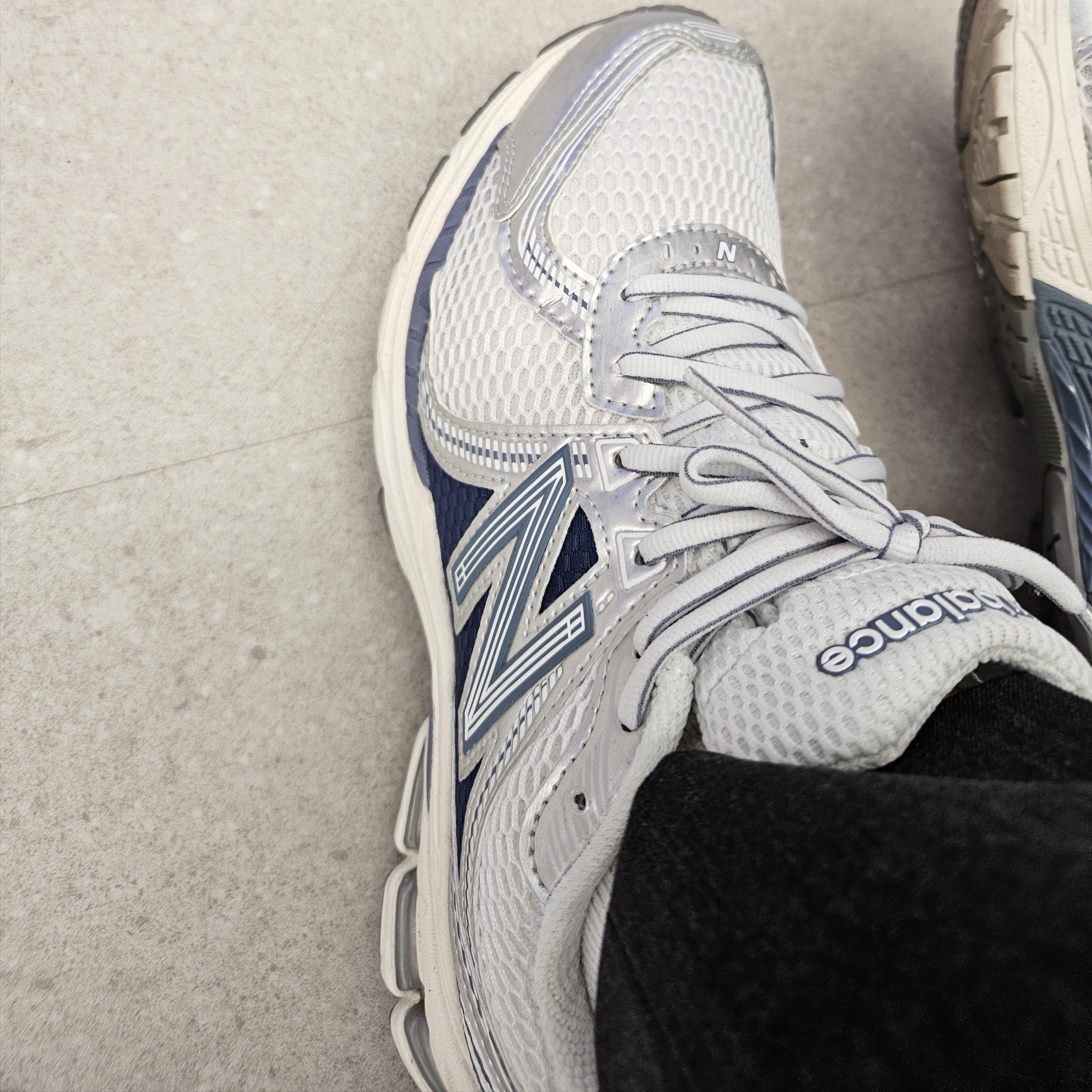 New Balance 860v2 Sea Salt Vintage Indigo 착용 스타일