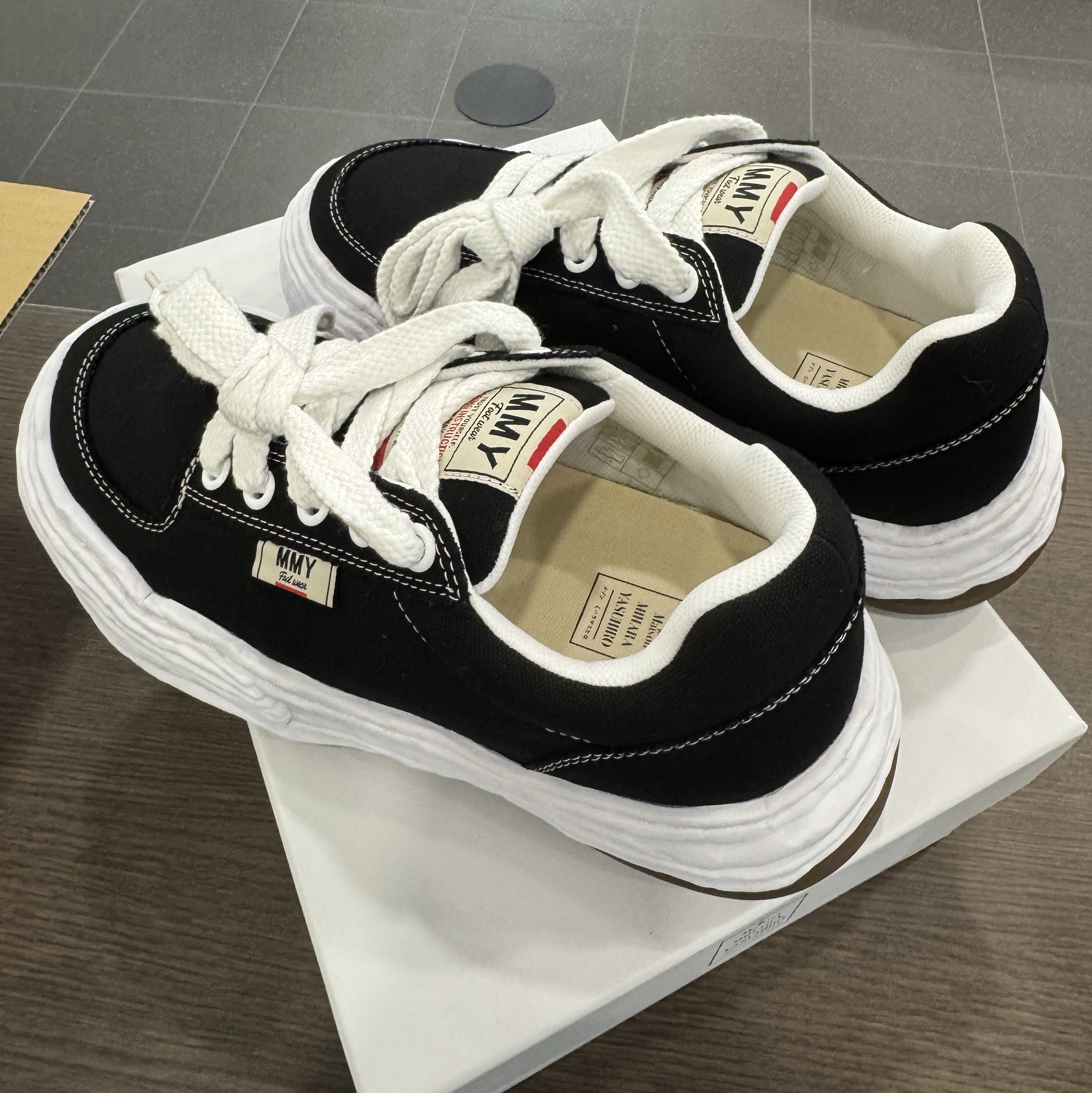 Maison Mihara Yasuhiro Oliver OG Sole Canvas Low-top Sneakers Black 착용 스타일 - 1