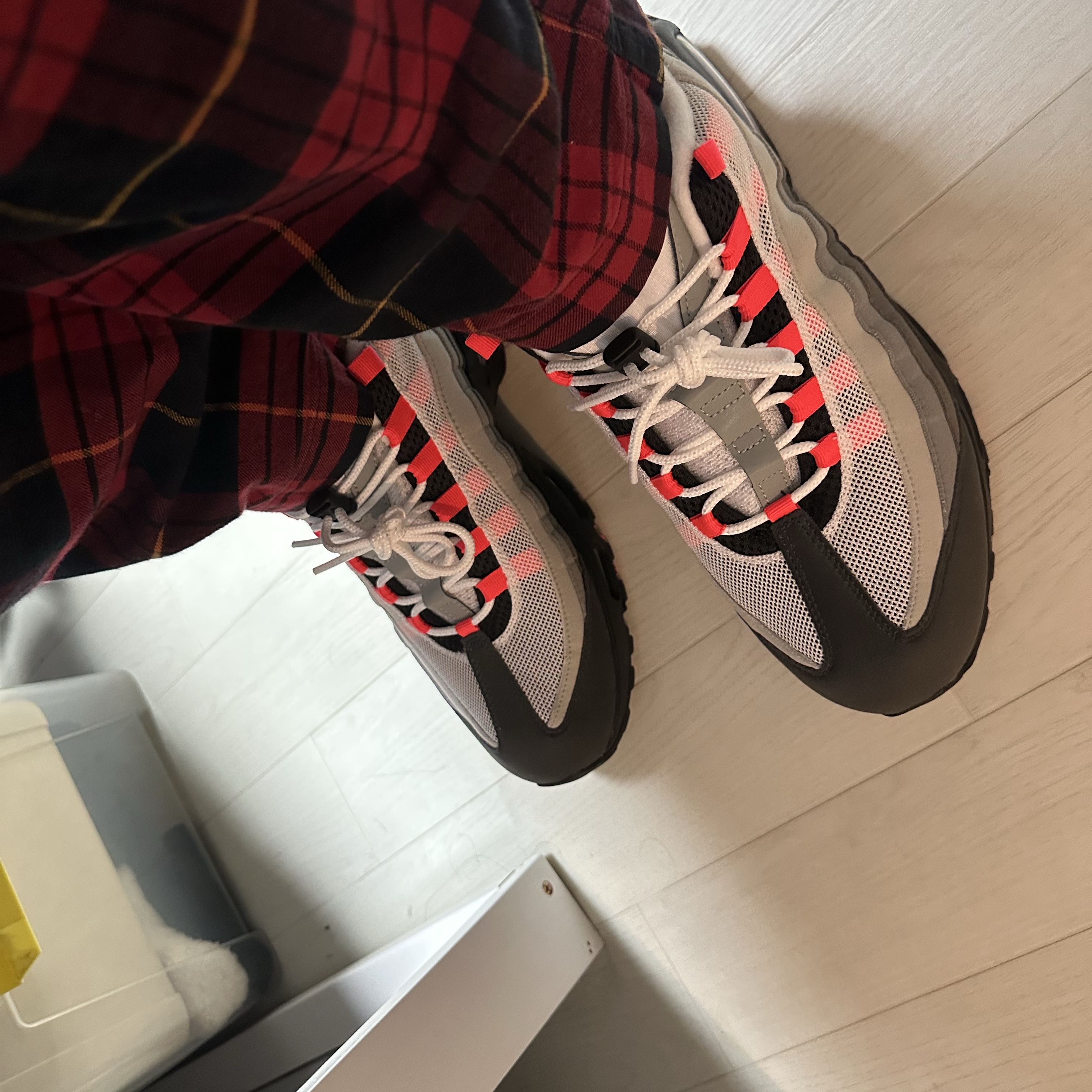 Nike Air Max 95 OG Medium Ash and Solar Red 착용 스타일