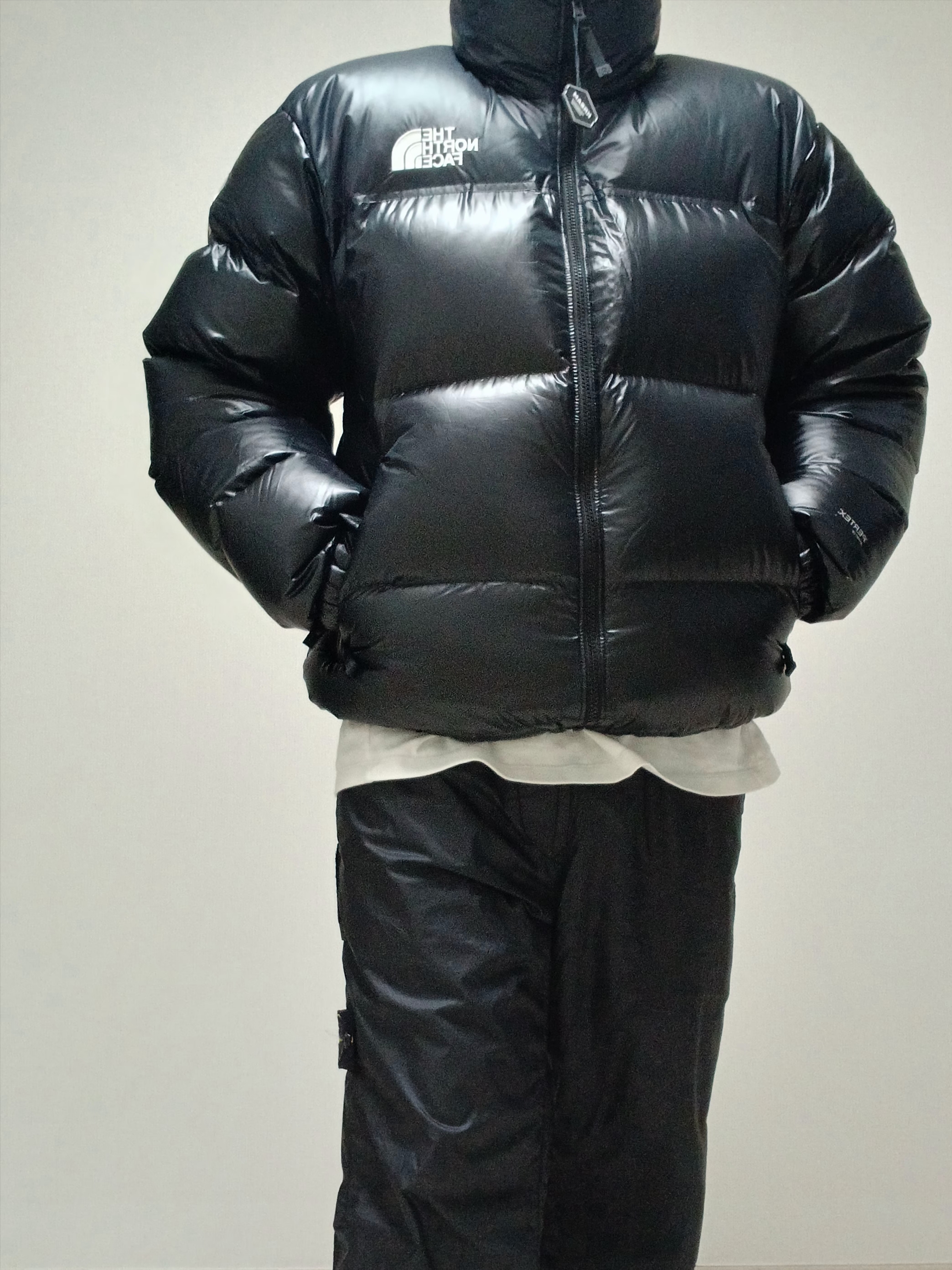 Supreme Small Box LS T-Shirt White - 24SS, The North Face Quantum Nuptse RDS Jacket Black 착용 스타일 - 5