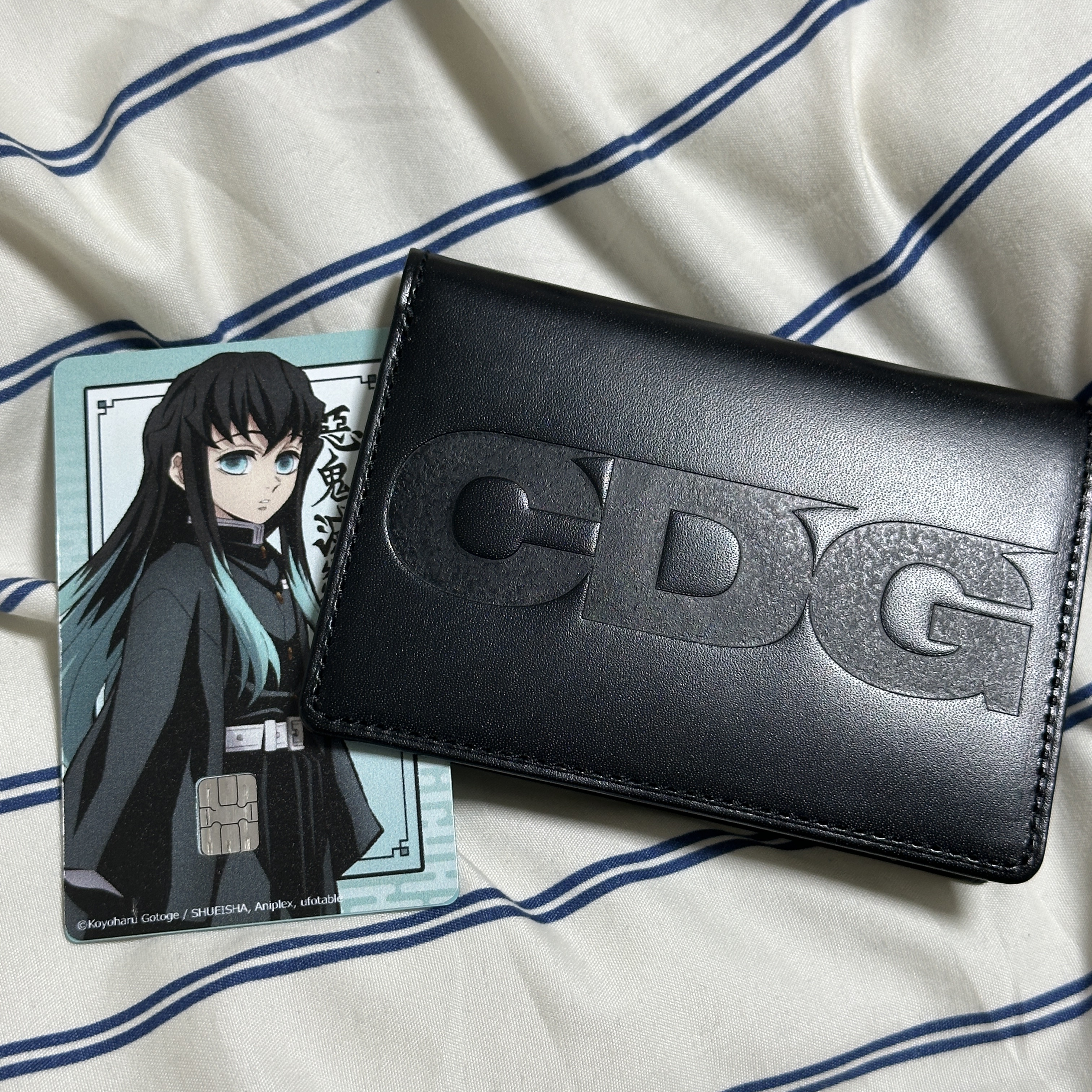 CDG Embossed Logo Wallet Black 착용 스타일
