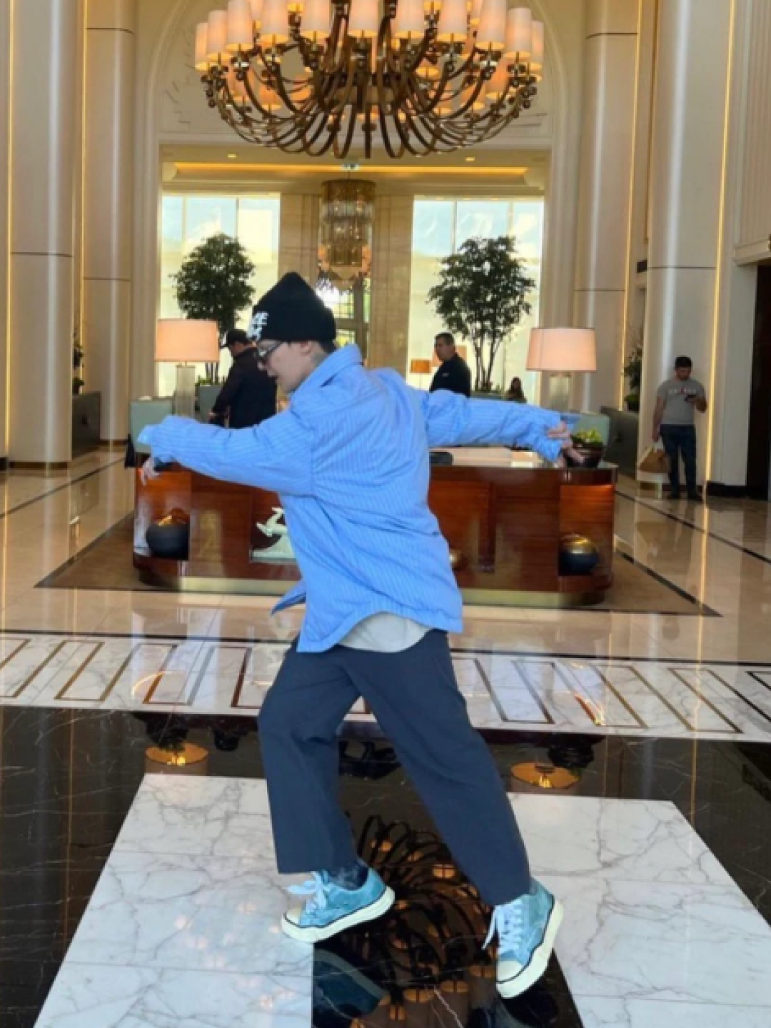 Maison Mihara Yasuhiro Peterson OG Sole Canvas Low-top Sneakers Natural, Maison Mihara Yasuhiro Baker Canvas Low-top Sneakers Multi 착용 스타일 - 5