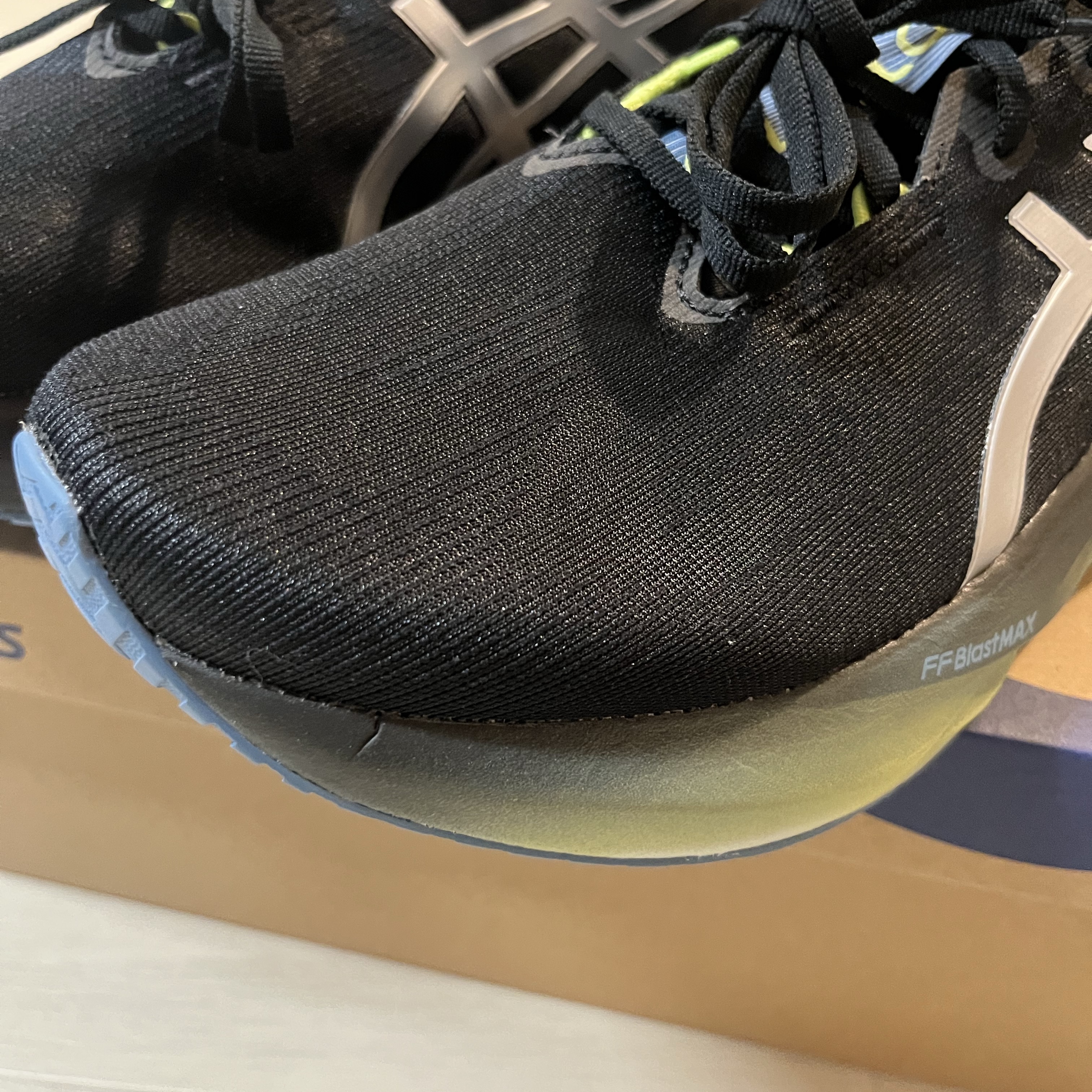 Asics Novablast 5 Luxe Black 착용 스타일 - 2