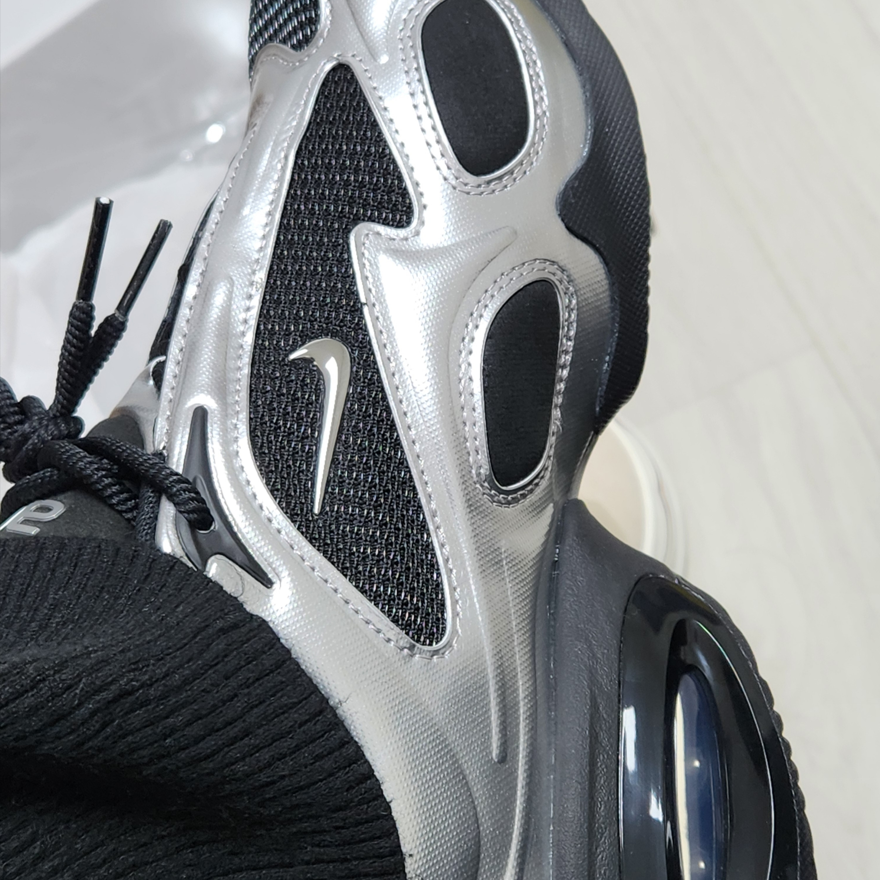 (W) Nike Air Max Muse Black and Metallic Silver 착용 스타일
