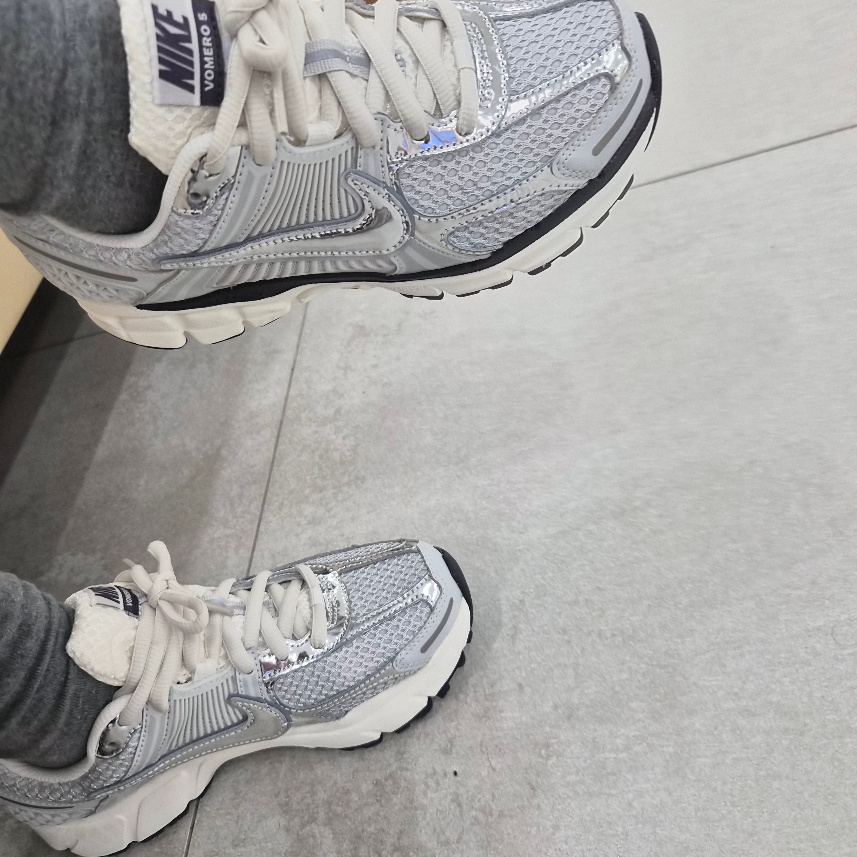 (W) Nike Zoom Vomero 5 Photon Dust and Metallic Silver 착용 스타일 - 1