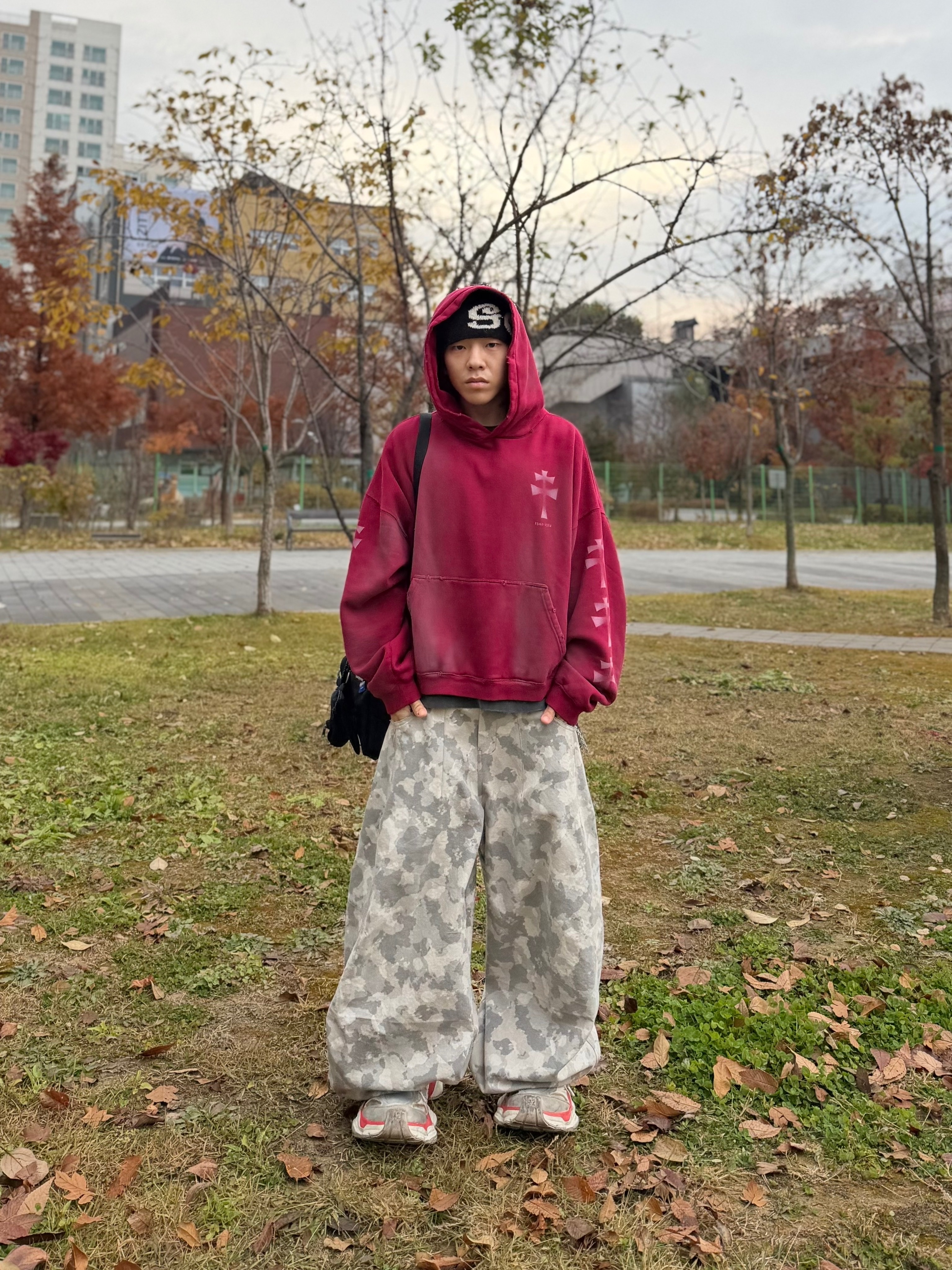 Undermycar POC USA Flag Bonded Sweat Hoodie Gray, Balenciaga Cargo Sneakers Beige Grey Red 착용 스타일 - 2