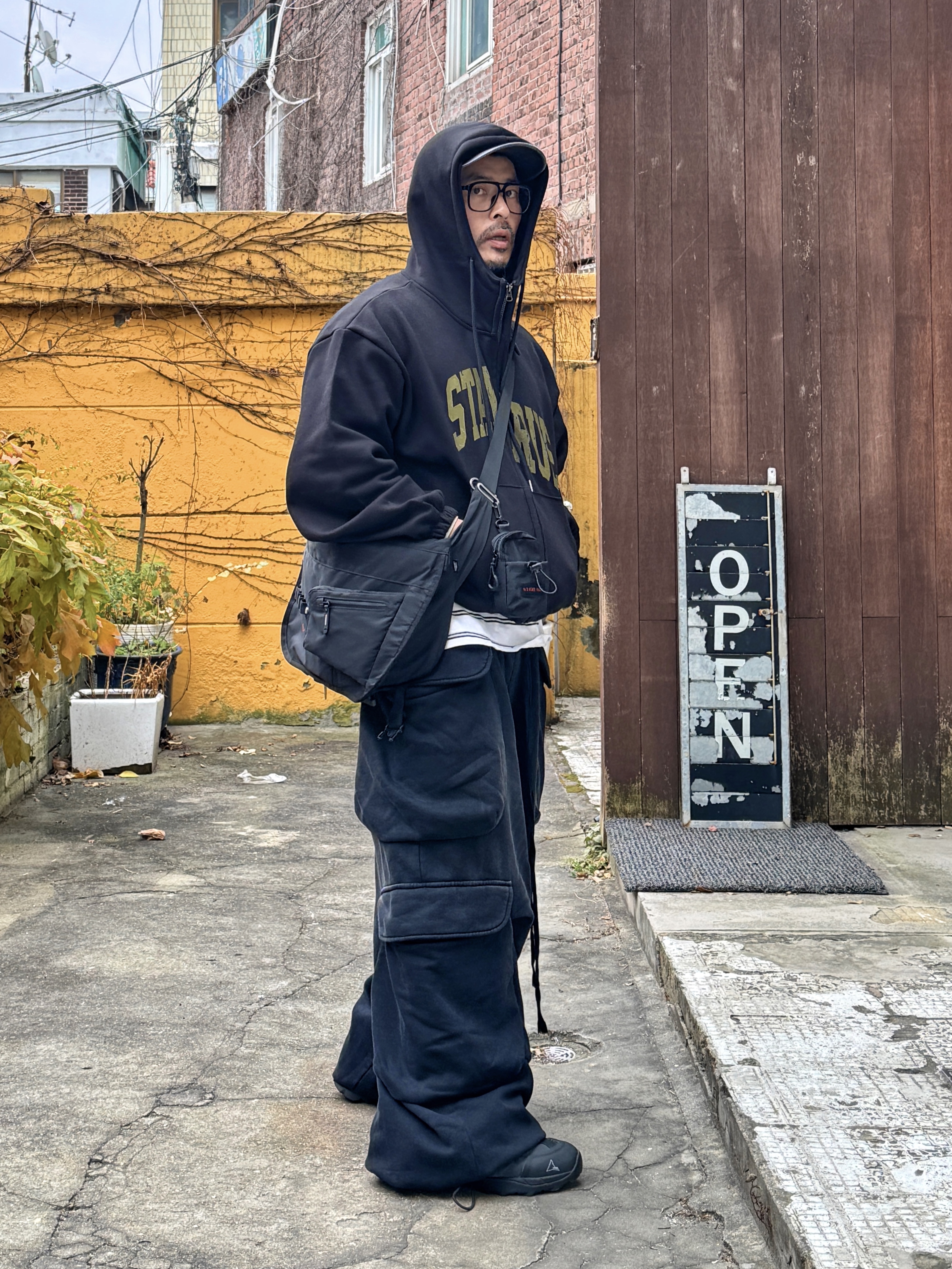 Undermycar x Umbro Messenger Bag Black, Roa Hiking Minaar Black 착용 스타일 - 1