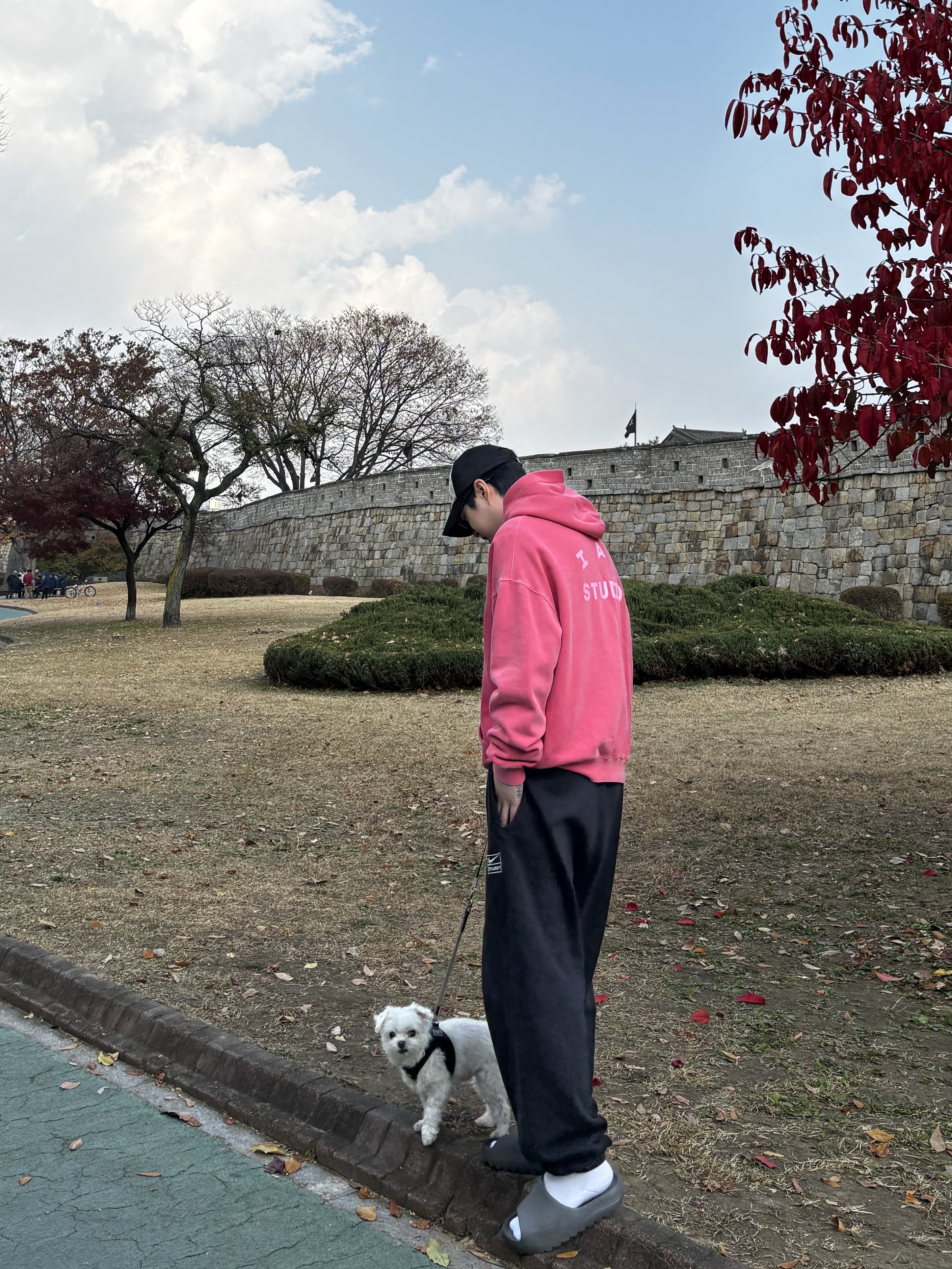 Nike x Stussy NRG Washed Fleece Pants Black (DO5296-010), IAB Studio Pigment Hoodie Coral 착용 스타일 - 4