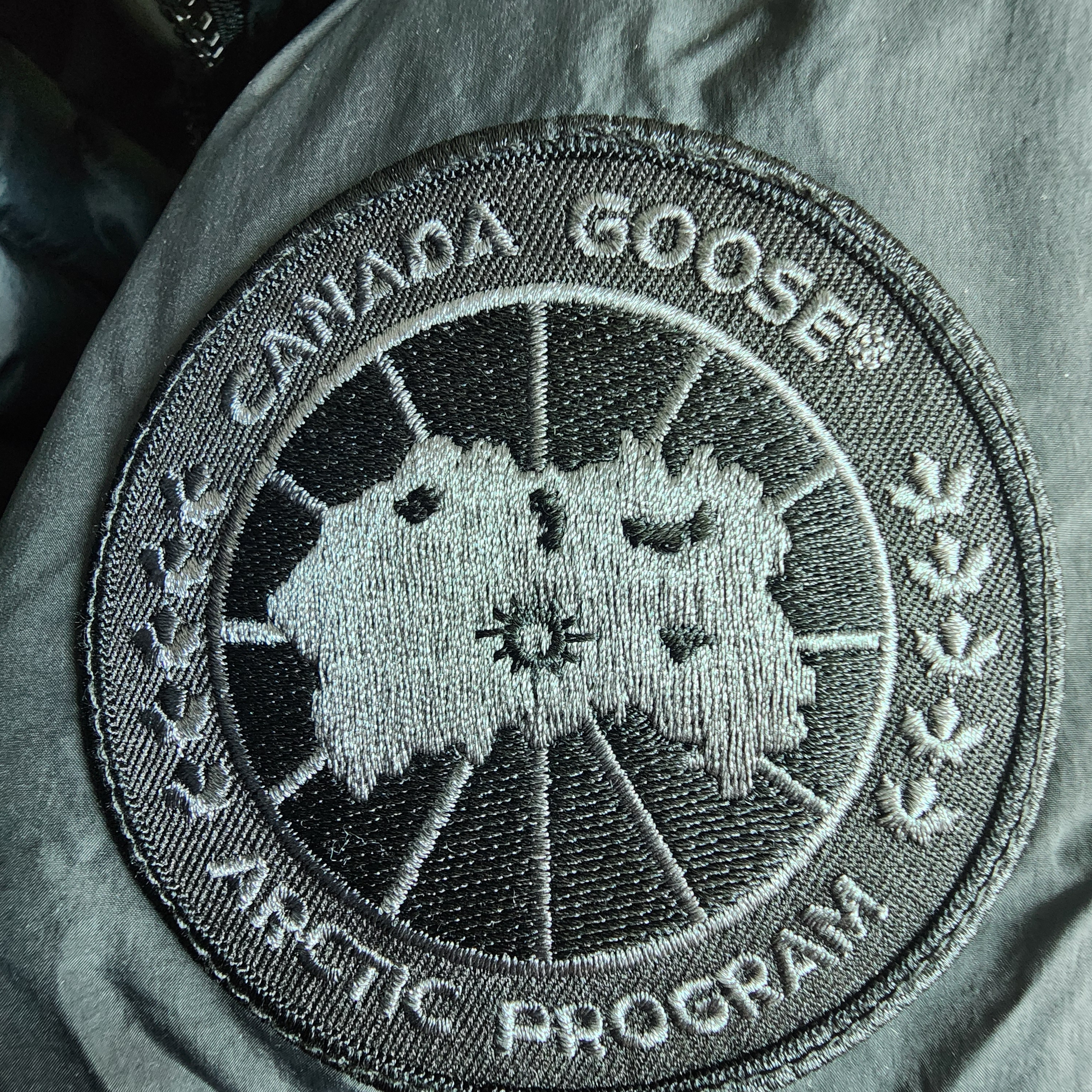 Canada Goose Crofton Puffer Matte Black 착용 스타일