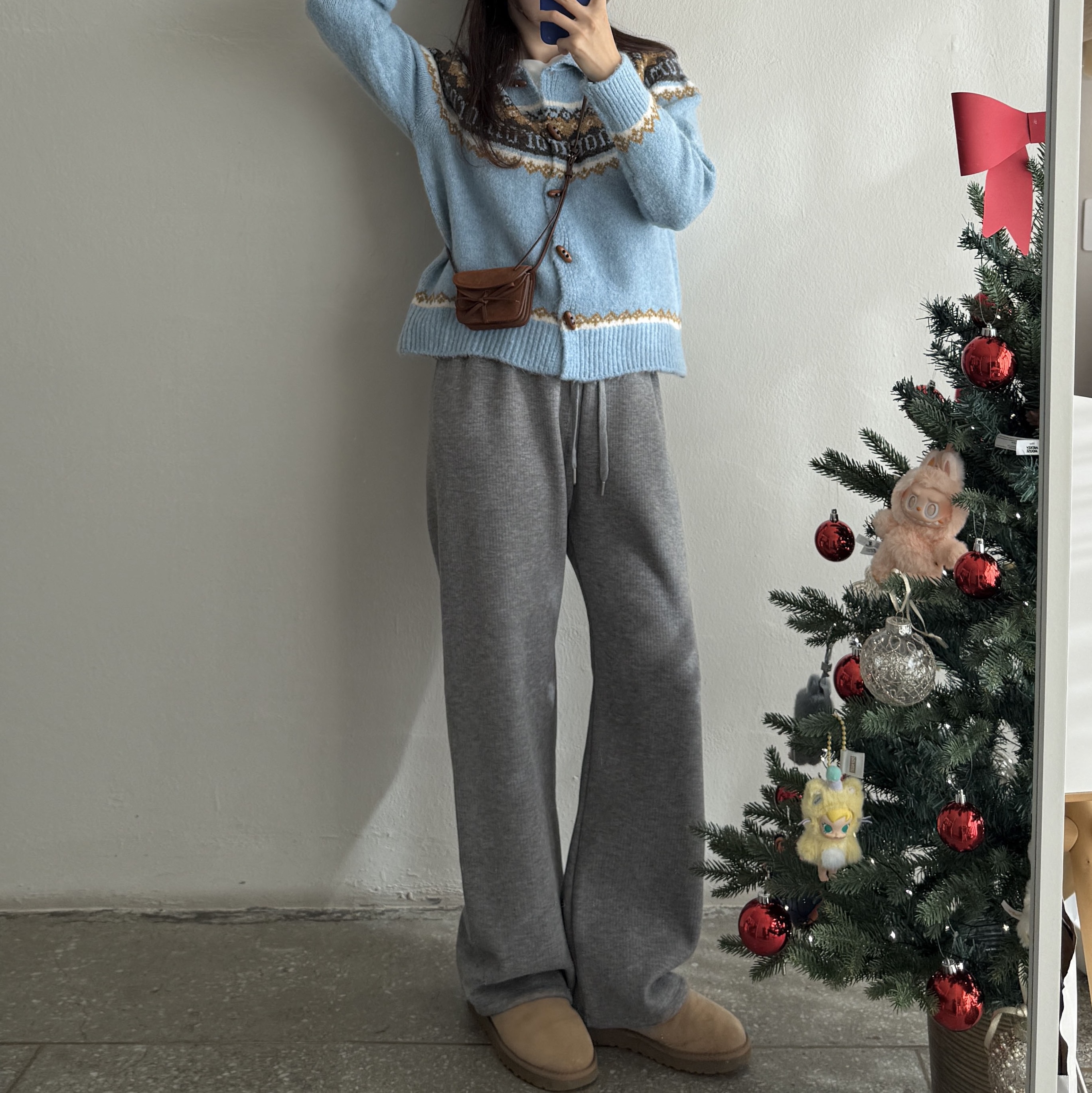 UGG Tasman II Slipper Chestnut, Pop Mart Labubu The Monsters Highlight Series Sealed Case (1 Blind Box) 착용 스타일 - 1
