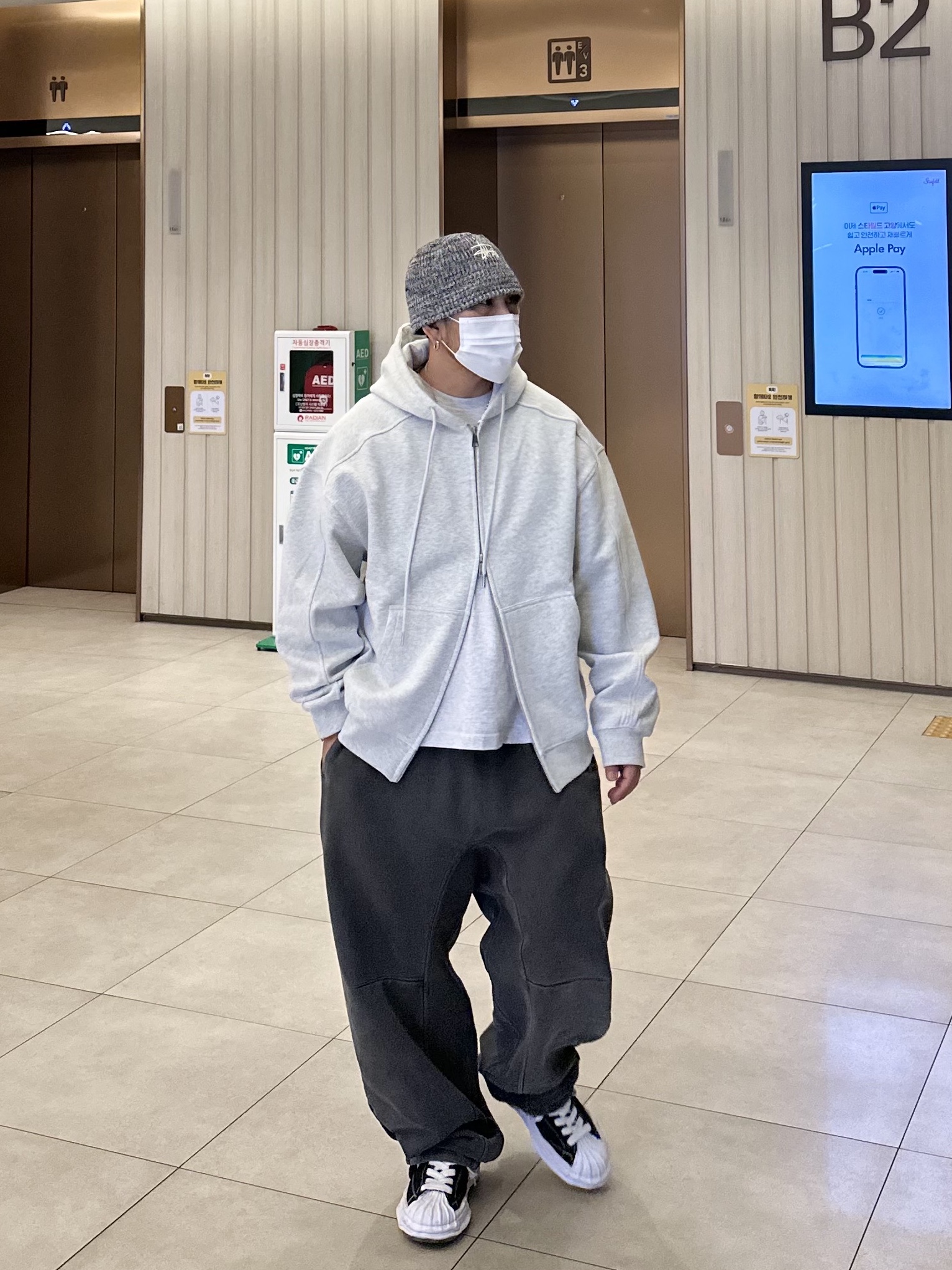Stussy Mixed Yarn Knit Bucket Hat Black, Maison Mihara Yasuhiro Blakey OG Sole Canvas Low-top Sneakers Black White 착용 스타일 - 4