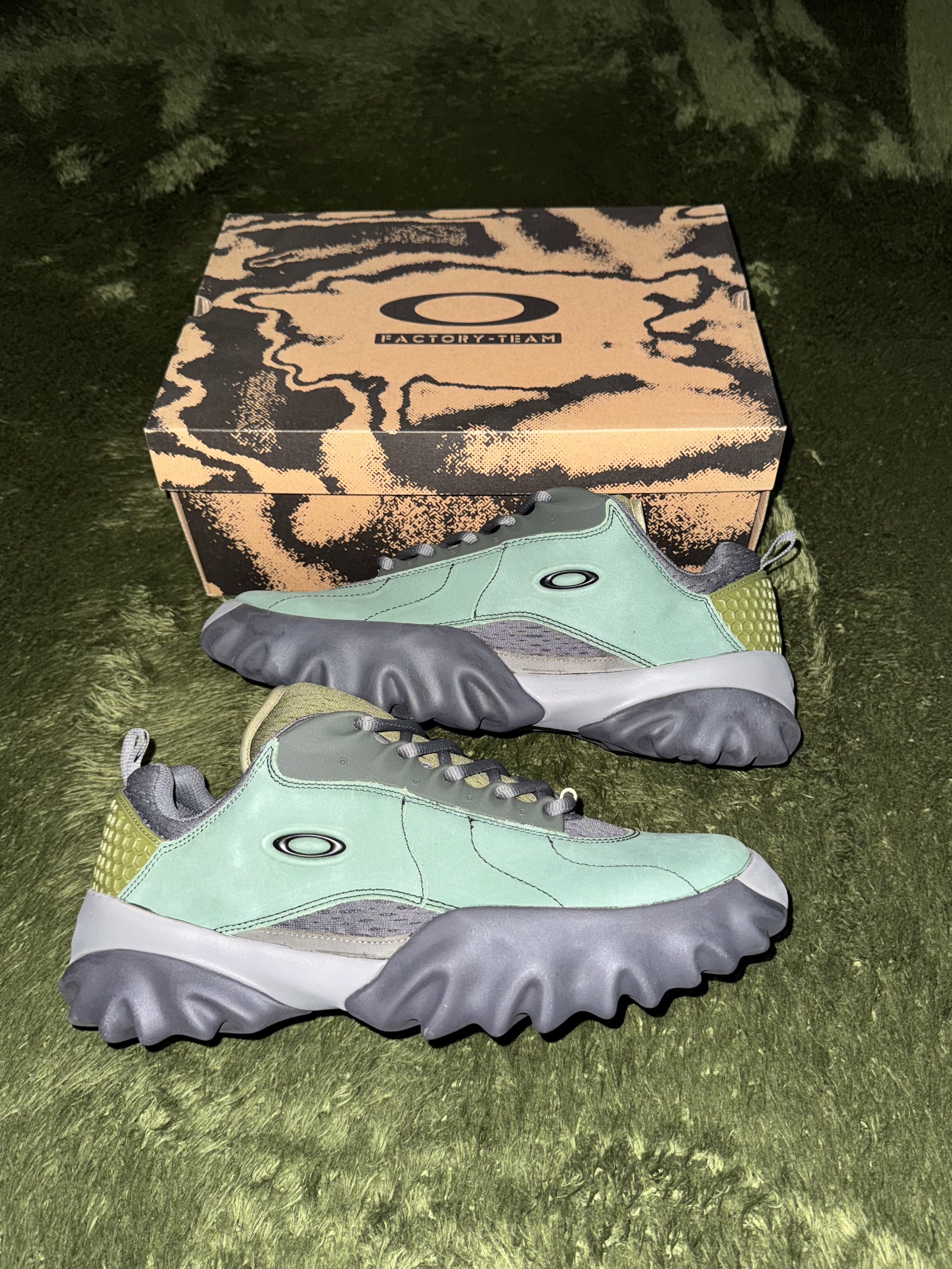 Oakley Factory Team x Brain Dead Chop Saw Duck Green Thunderstorm 착용 스타일 - 1