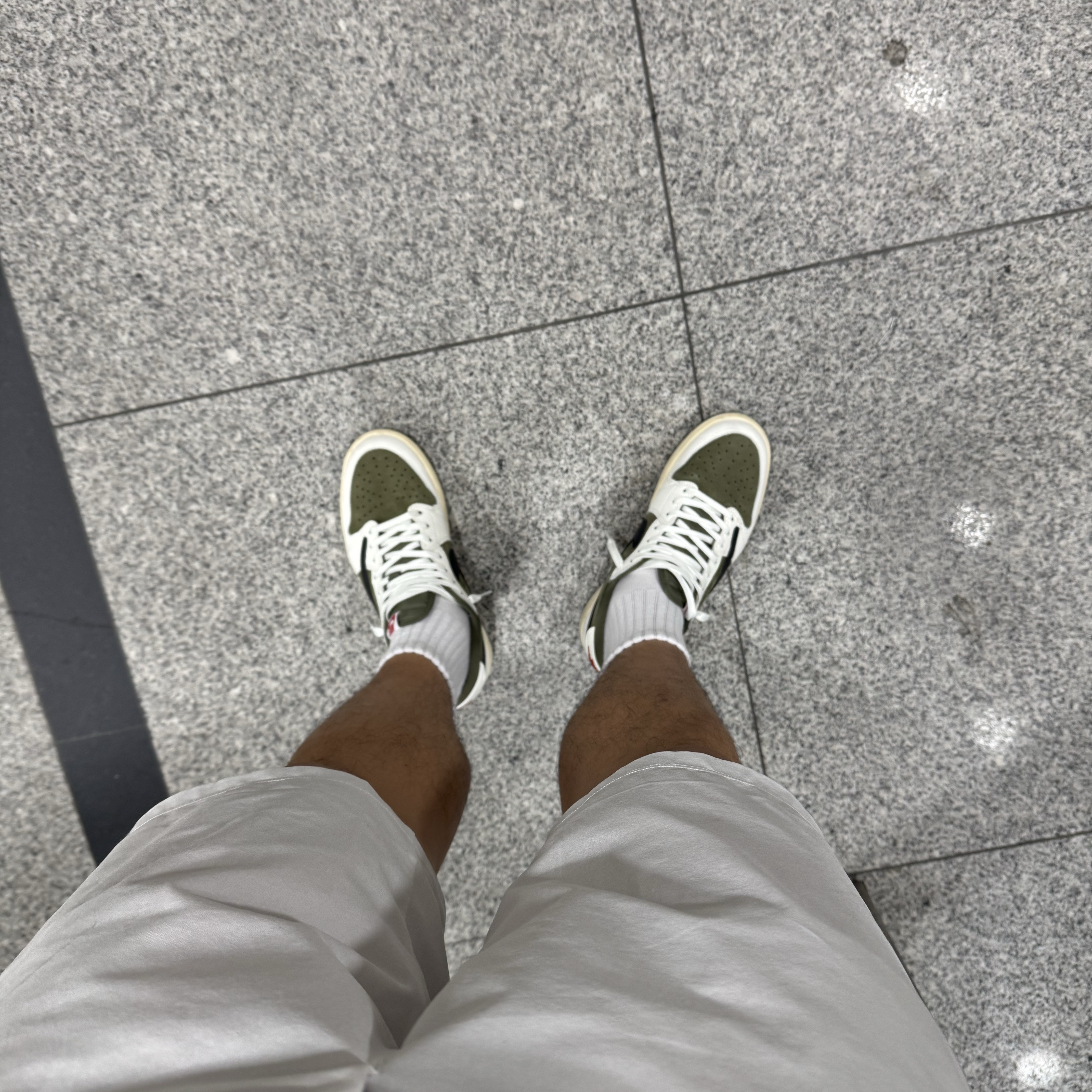 Jordan 1 x Travis Scott Retro Low OG SP Reverse Olive 착용 스타일