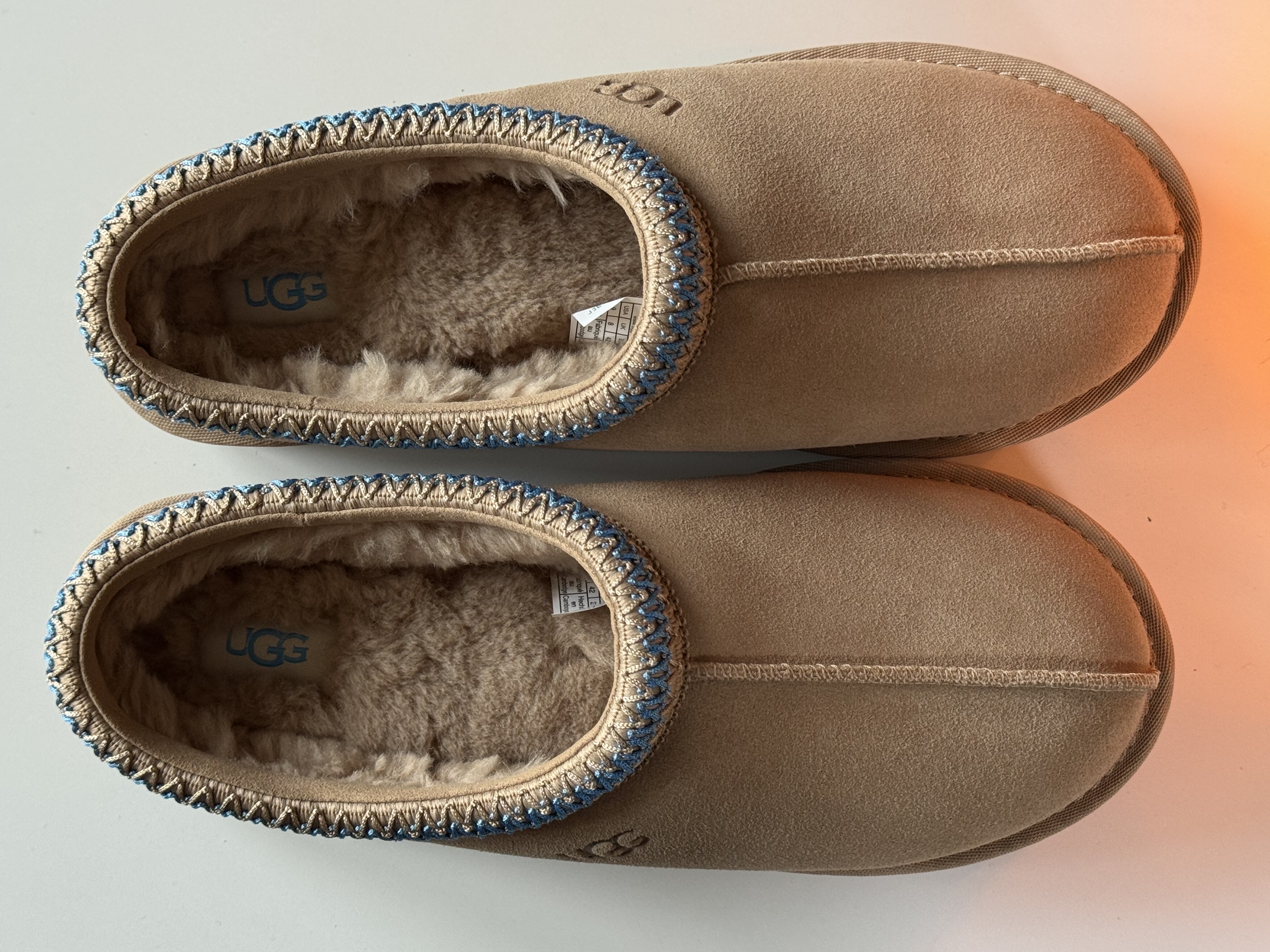 UGG Tasman Slipper Sand Santorini, (W) Alo Yoga Outline Claw Clip Macadamia Black 착용 스타일 - 2