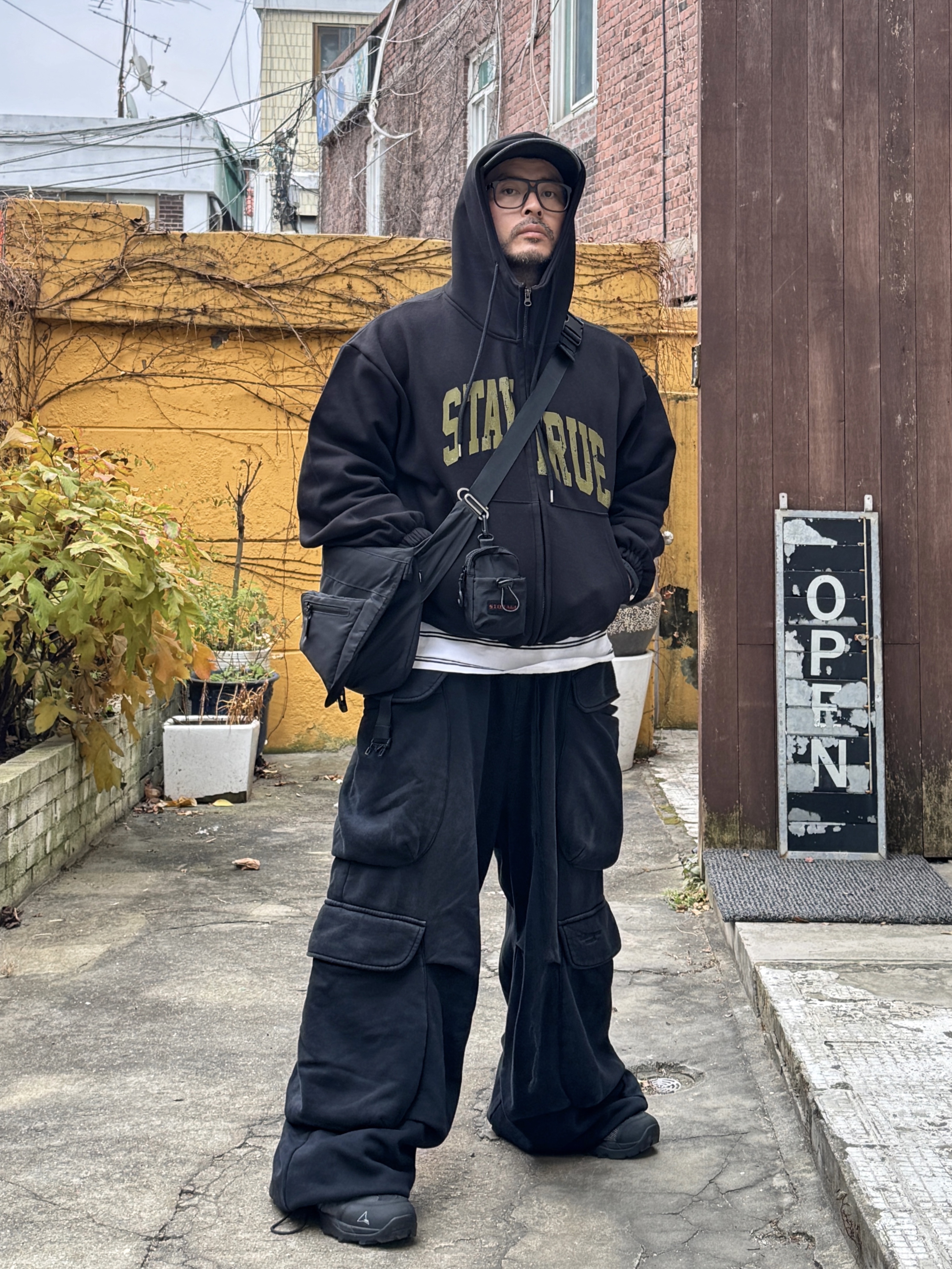 Undermycar x Umbro Messenger Bag Black, Roa Hiking Minaar Black 착용 스타일 - 3