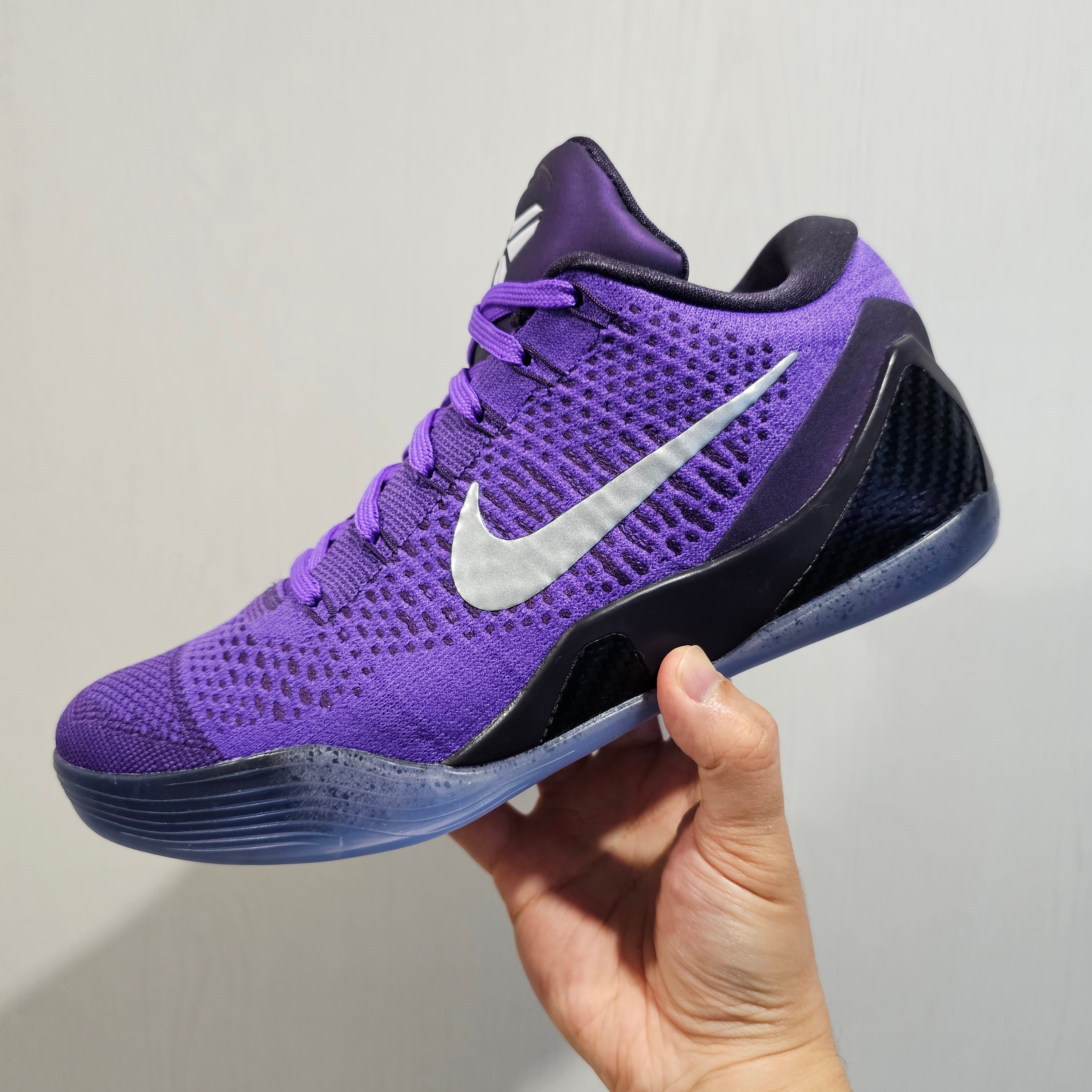 Nike Kobe 9 Elite Low Protro Hyper Grape and Cave Purple 착용 스타일 - 1