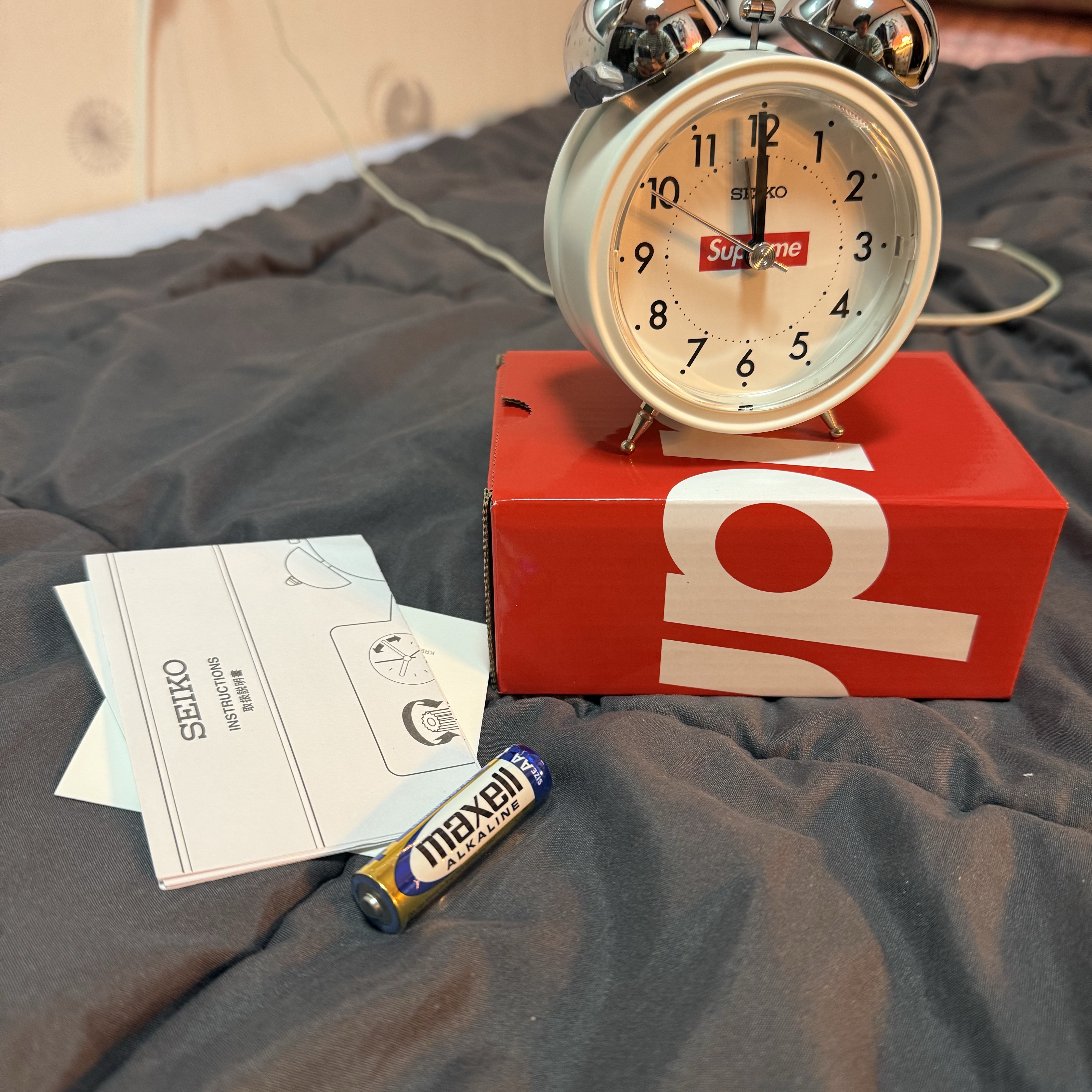 Supreme x Seiko Alarm Clock White - 22FW 착용 스타일 - 1