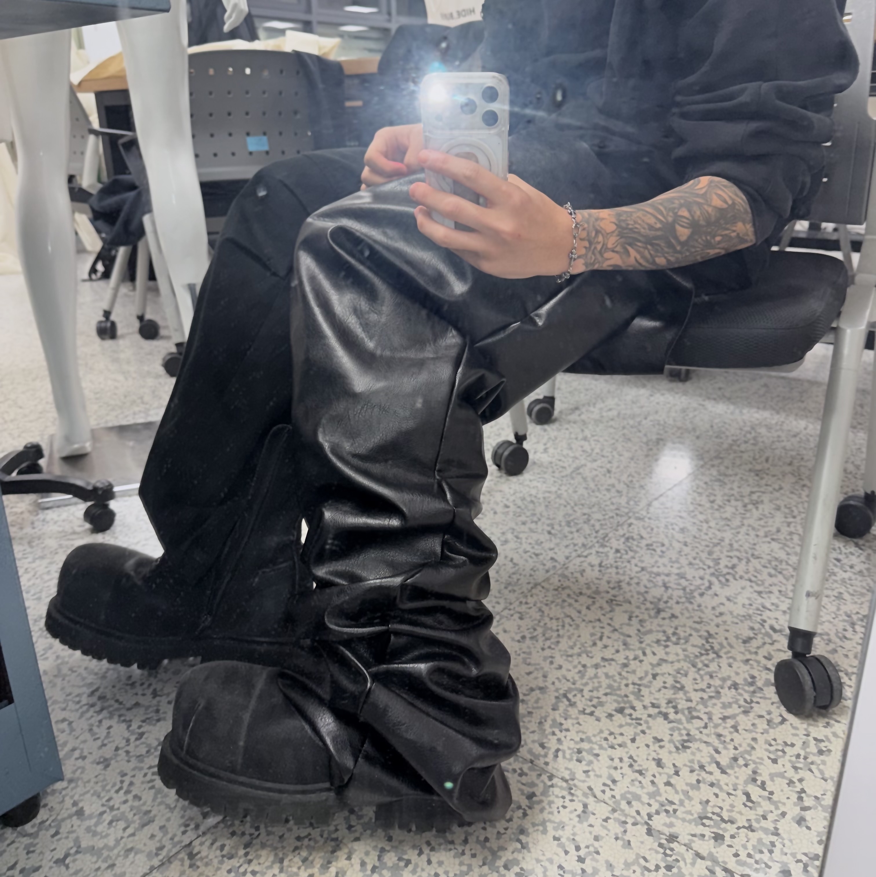 Balenciaga Stomper Bootie Black 착용 스타일 - 2