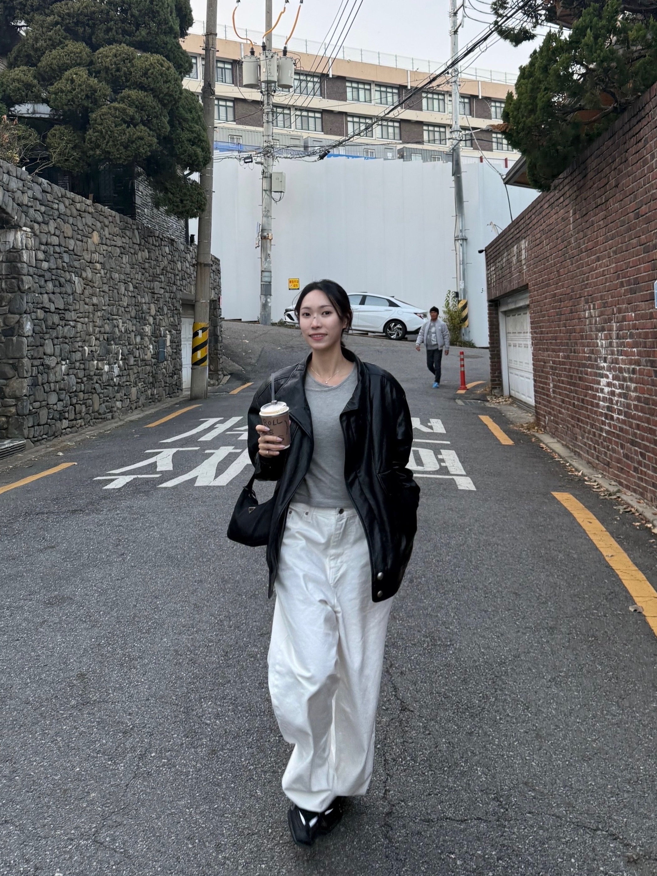 Nike x Martine Rose Shox MR4 Black, Prada Re-Edition 2000 Re-Nylon Mini Shoulder Bag Black 착용 스타일 - 2