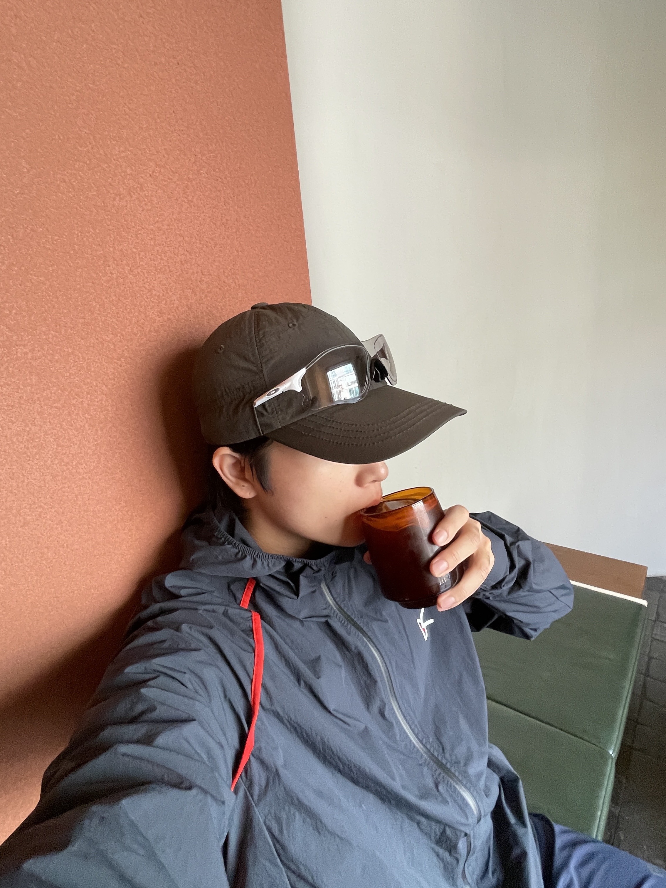 Oakley EVZero Path Matte White Frame Clear To Black Iridium Photochromic Lenses Low Bridge Fit 착용 스타일 - 2