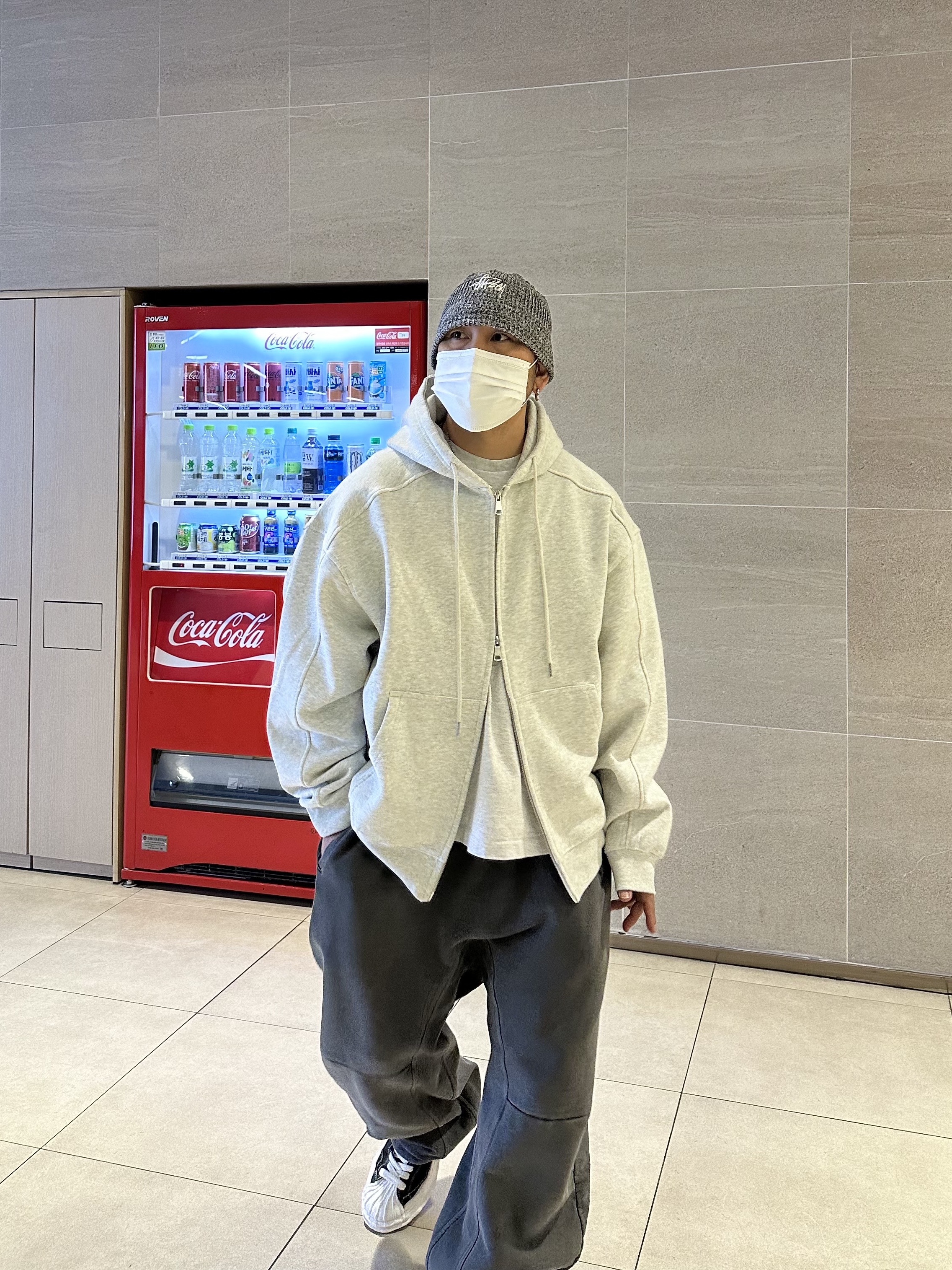 Stussy Mixed Yarn Knit Bucket Hat Black, Maison Mihara Yasuhiro Blakey OG Sole Canvas Low-top Sneakers Black White 착용 스타일 - 2