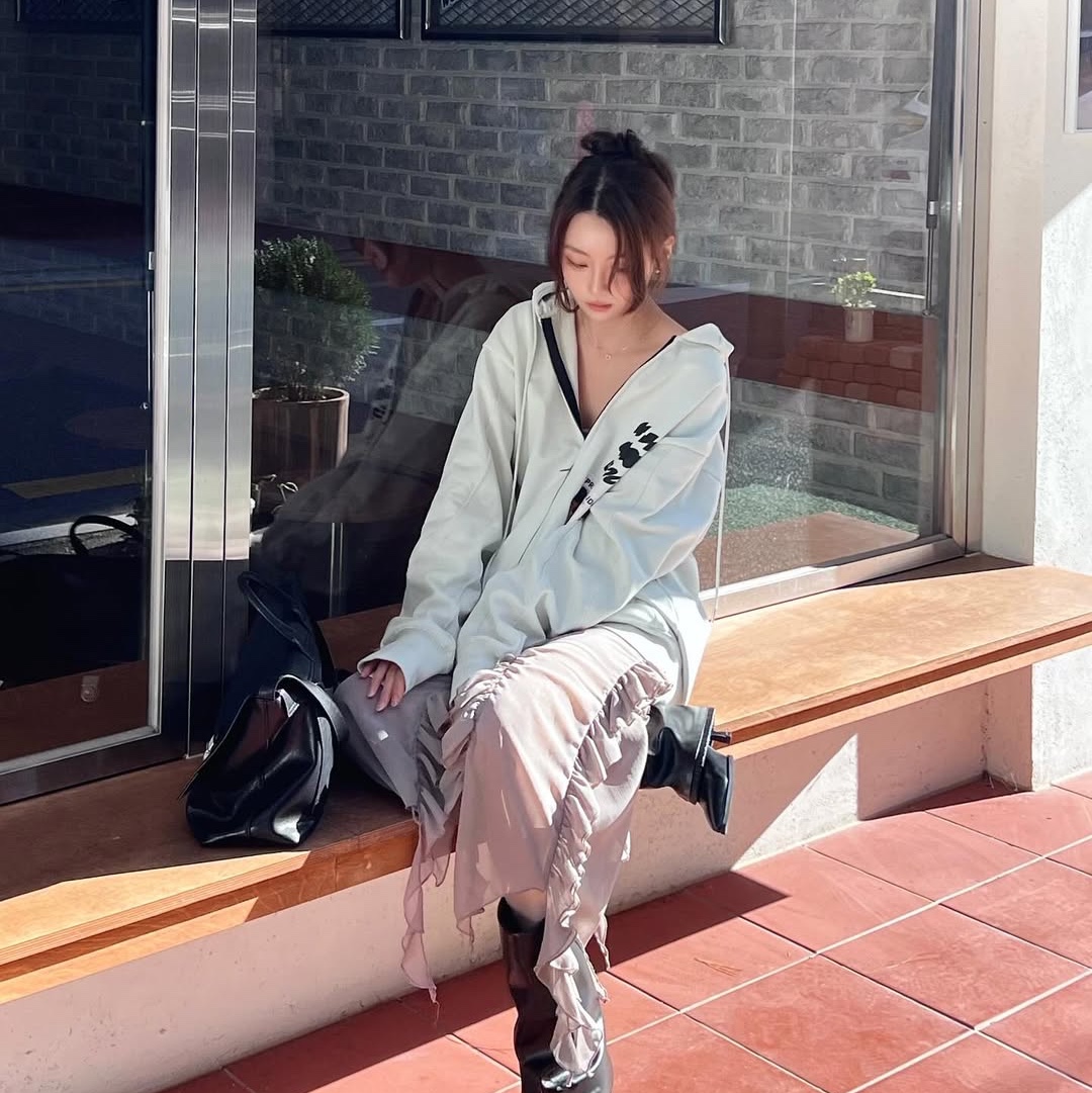 Express Holiday Passport Hoodie Zip-Up Charcoal, Express Holiday Passport Hoodie Zip-Up Sky Blue 착용 스타일 - 1