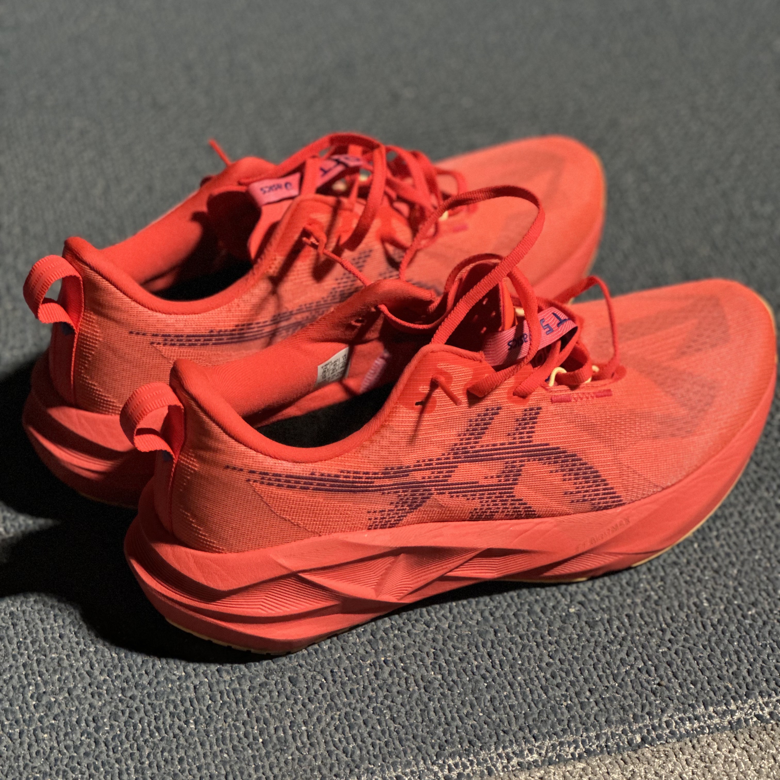 Asics Novablast 5 Flash Red Edo Purple 착용 스타일 - 1