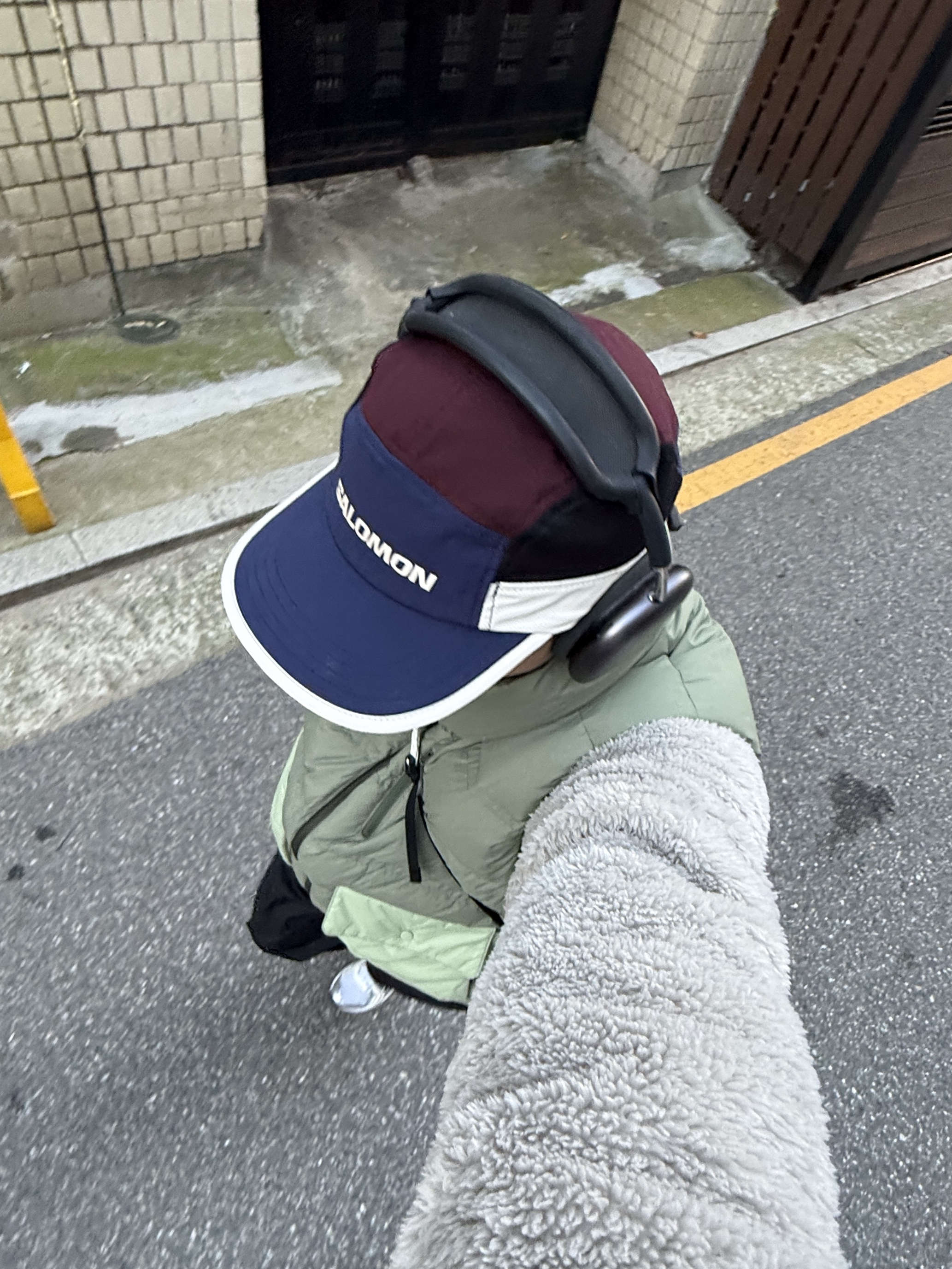 Uniqlo x Needles Fleece Jacket Beige - KR, Salomon Cross Down Vest Light Green 착용 스타일 - 2