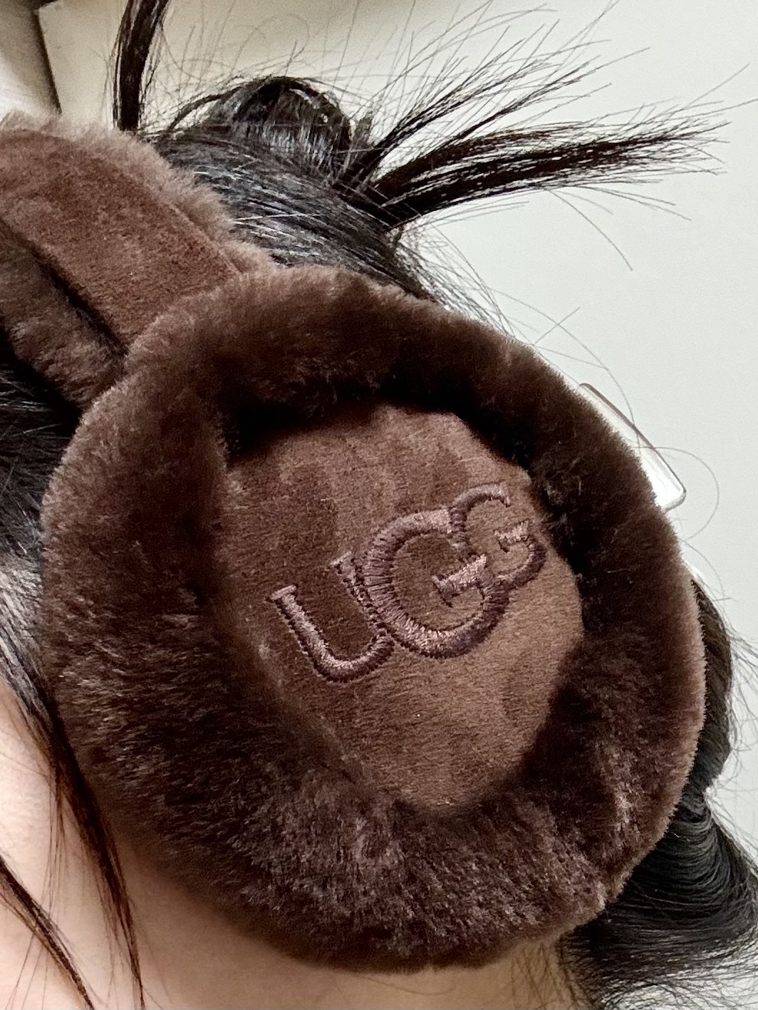 (W) UGG Embroidered Logo Earmuff Burnt Cedar, Monamhee x STU Namhee Brown 착용 스타일 - 1