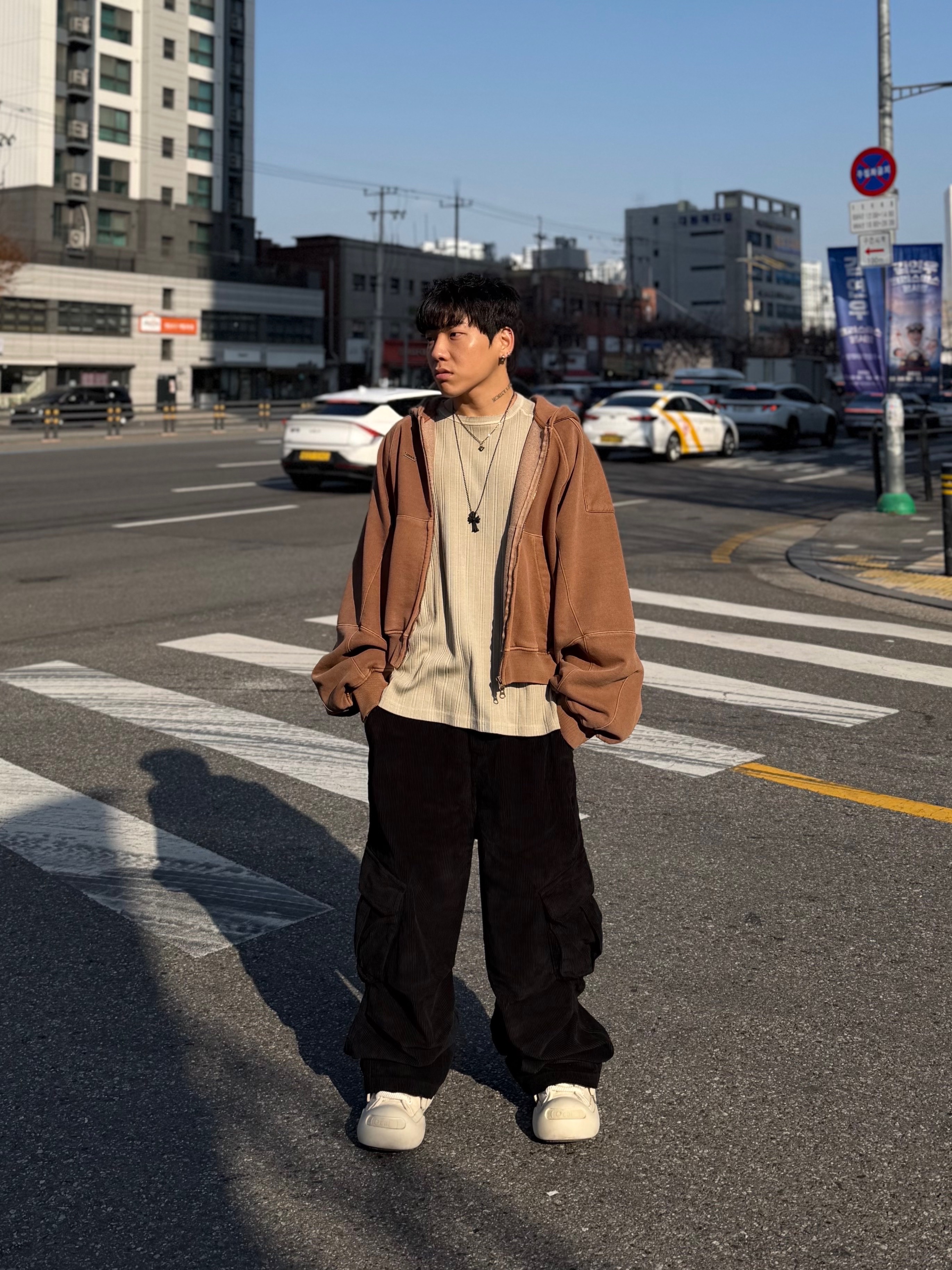 Chrome Hearts Silichrome CH Cross Pendant Black 2022/2023/2025, Ajobyajo Vintage Pigment Zip-Up Hoodie Mocha 착용 스타일 - 1