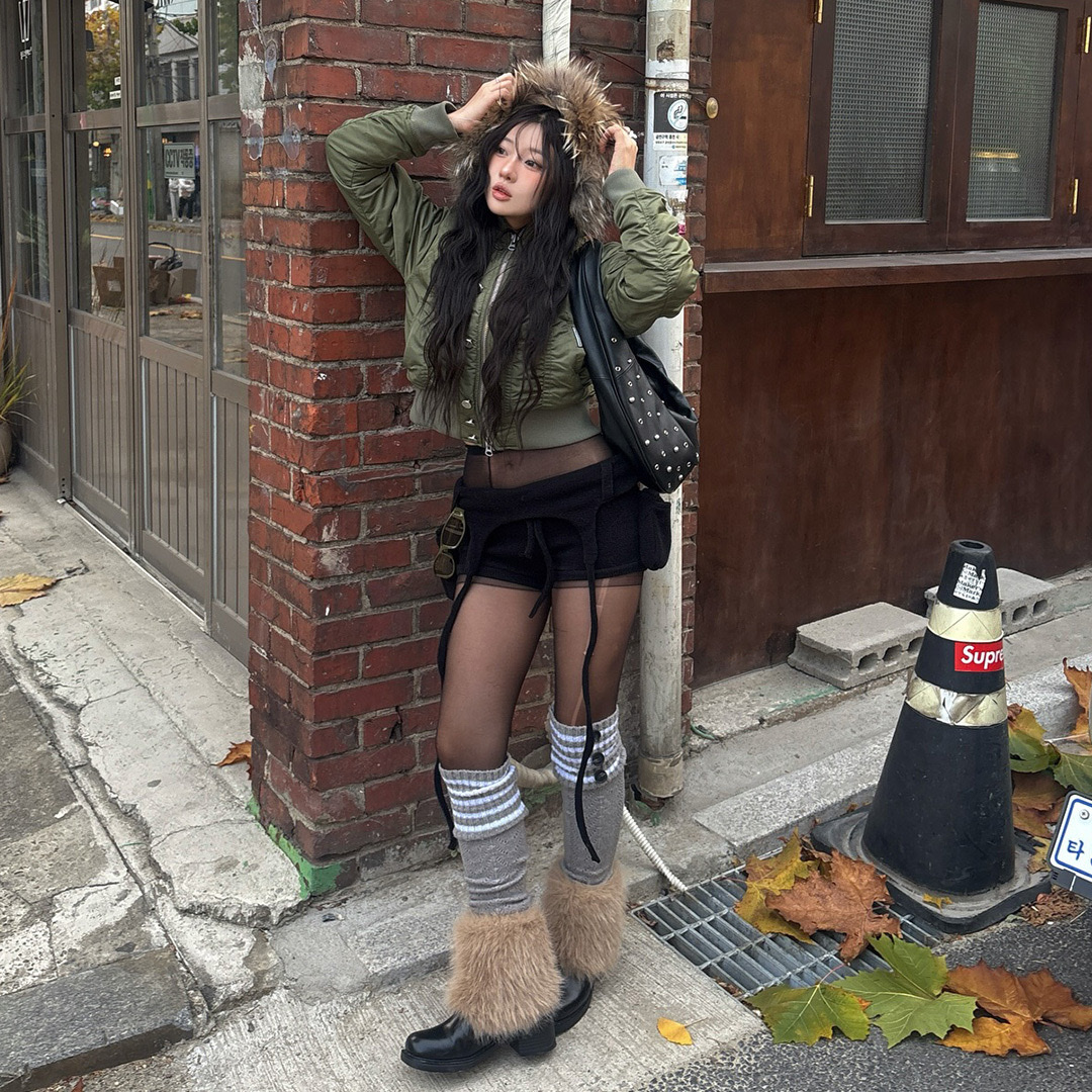 Thevinylhouse Fur Hooded MA-1 Jacket Khaki 착용 스타일