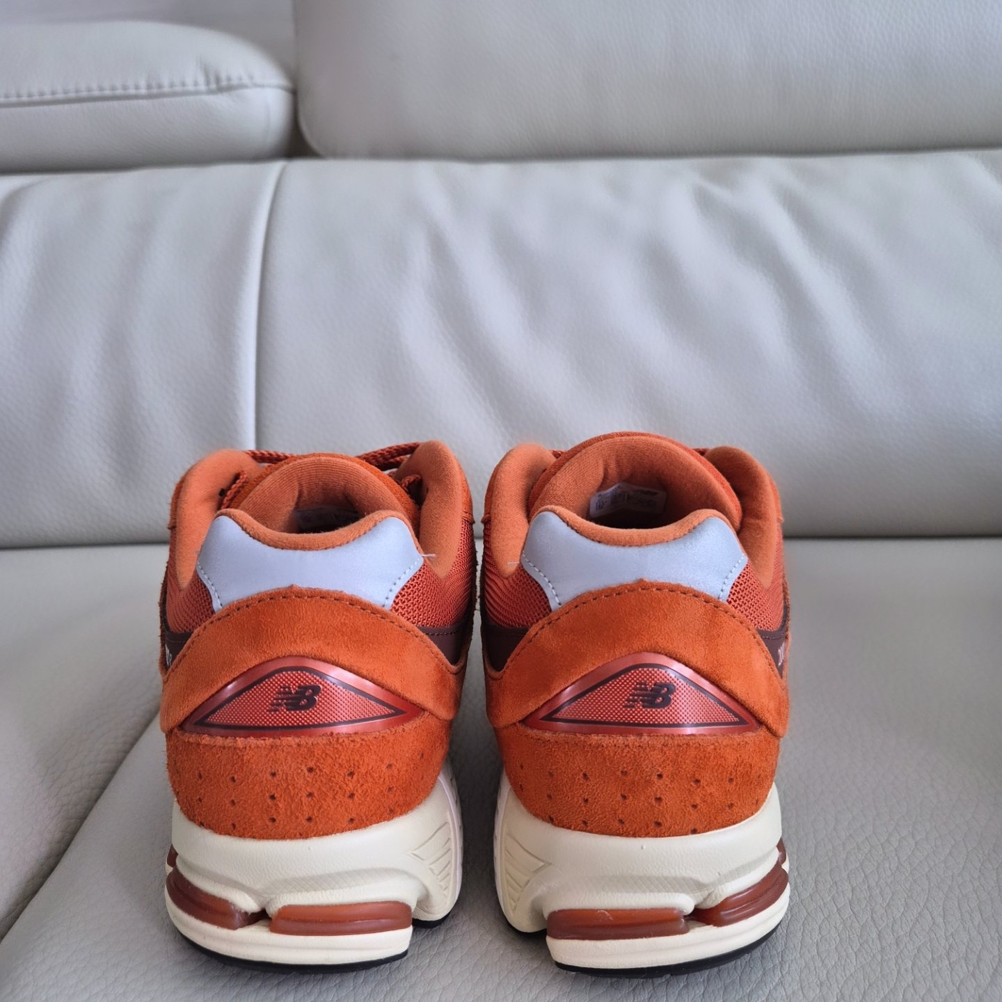 New Balance 2002R Rust Oxide 착용 스타일 - 2