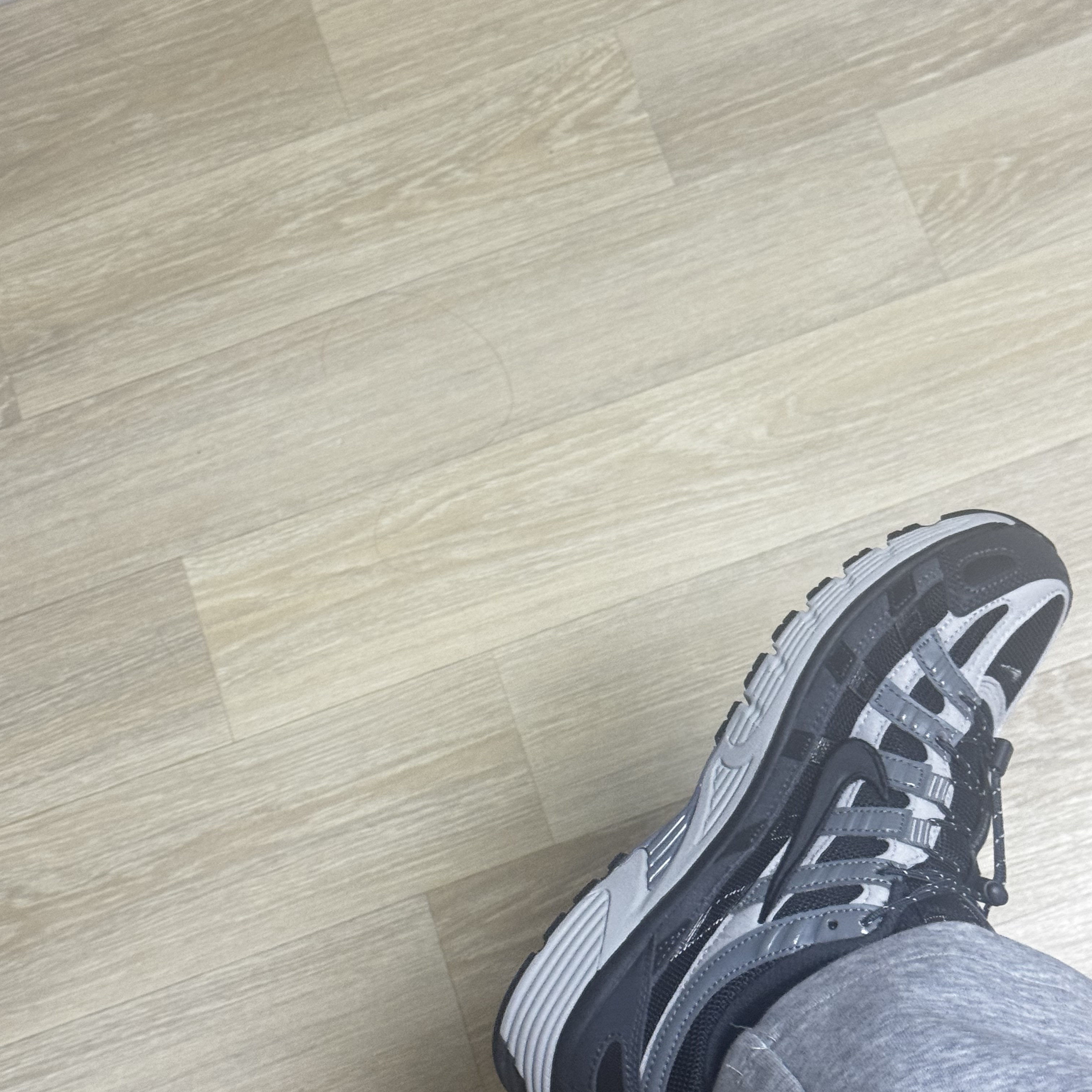 Nike P-6000 Anthracite Smoke Grey 착용 스타일