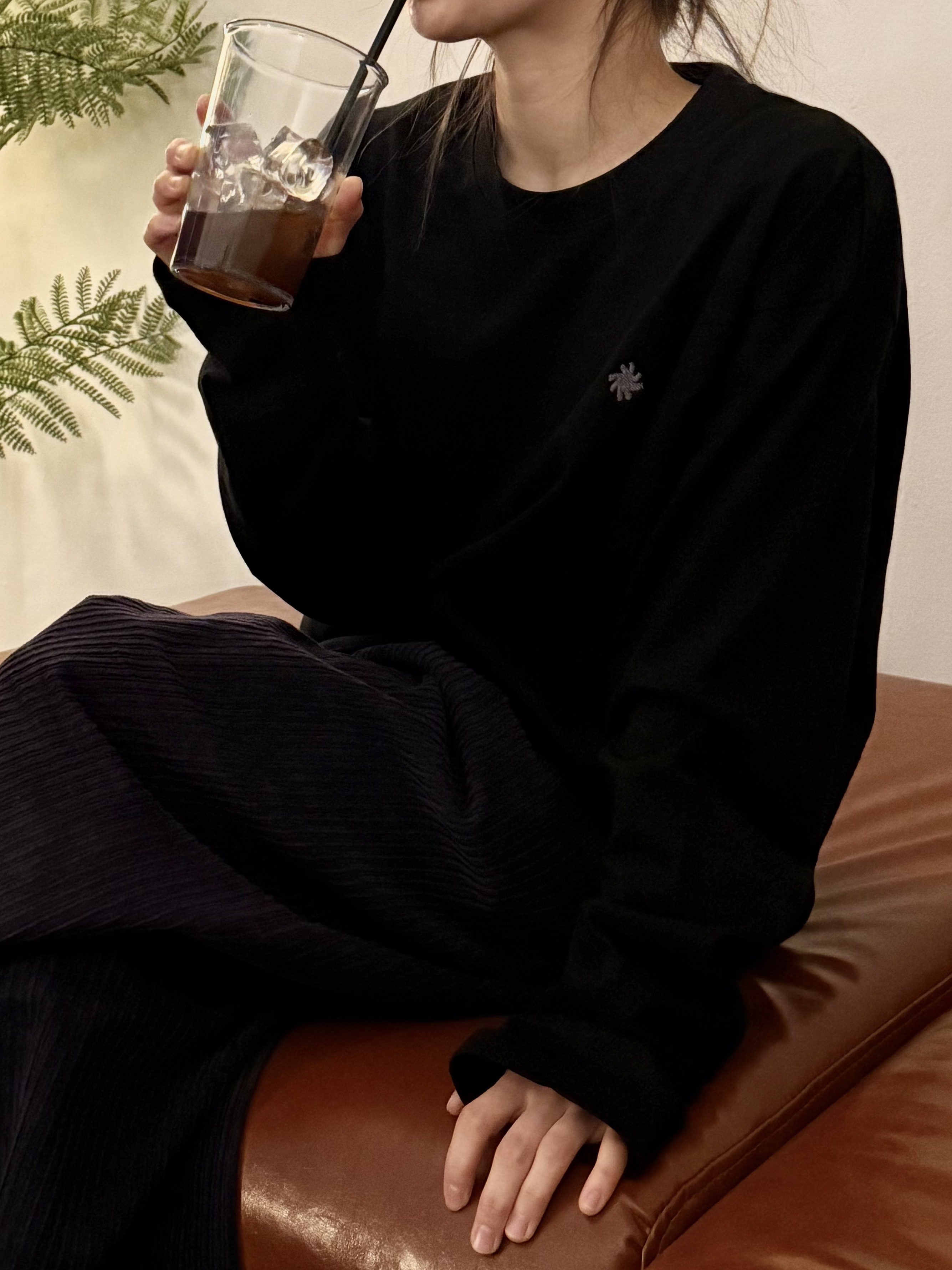 SLOW RECORD HOUSE Fingerhole Crop Long Sleeve Black 착용 스타일 - 2