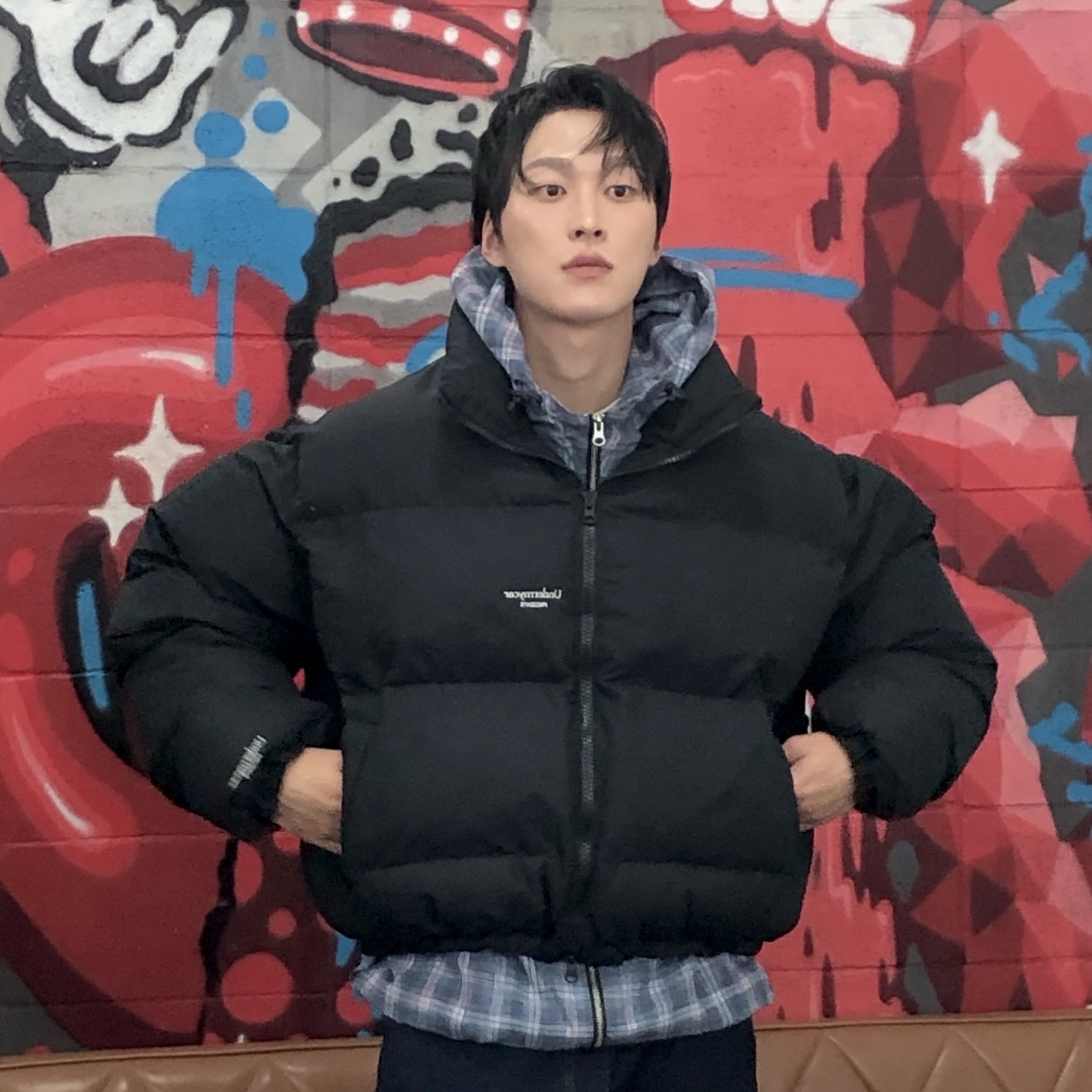 Undermycar Mu.15 Anti Fxxking Logo Play Triple Logo Crop Padding Jacket Black 착용 스타일 - 1