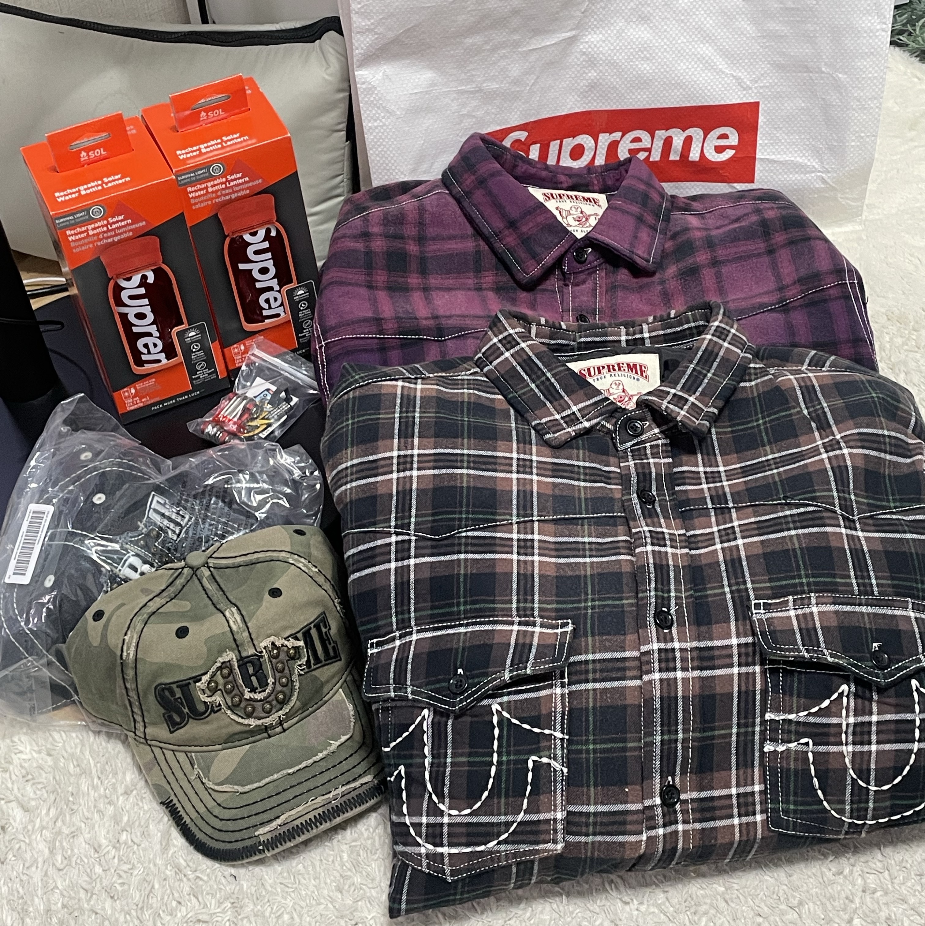 Supreme x Chibi Rib Screwdriver Keychain Red - 25FW, Supreme x True Religion Mesh Back 6-Panel Dirty Indigo - 25FW 착용 스타일