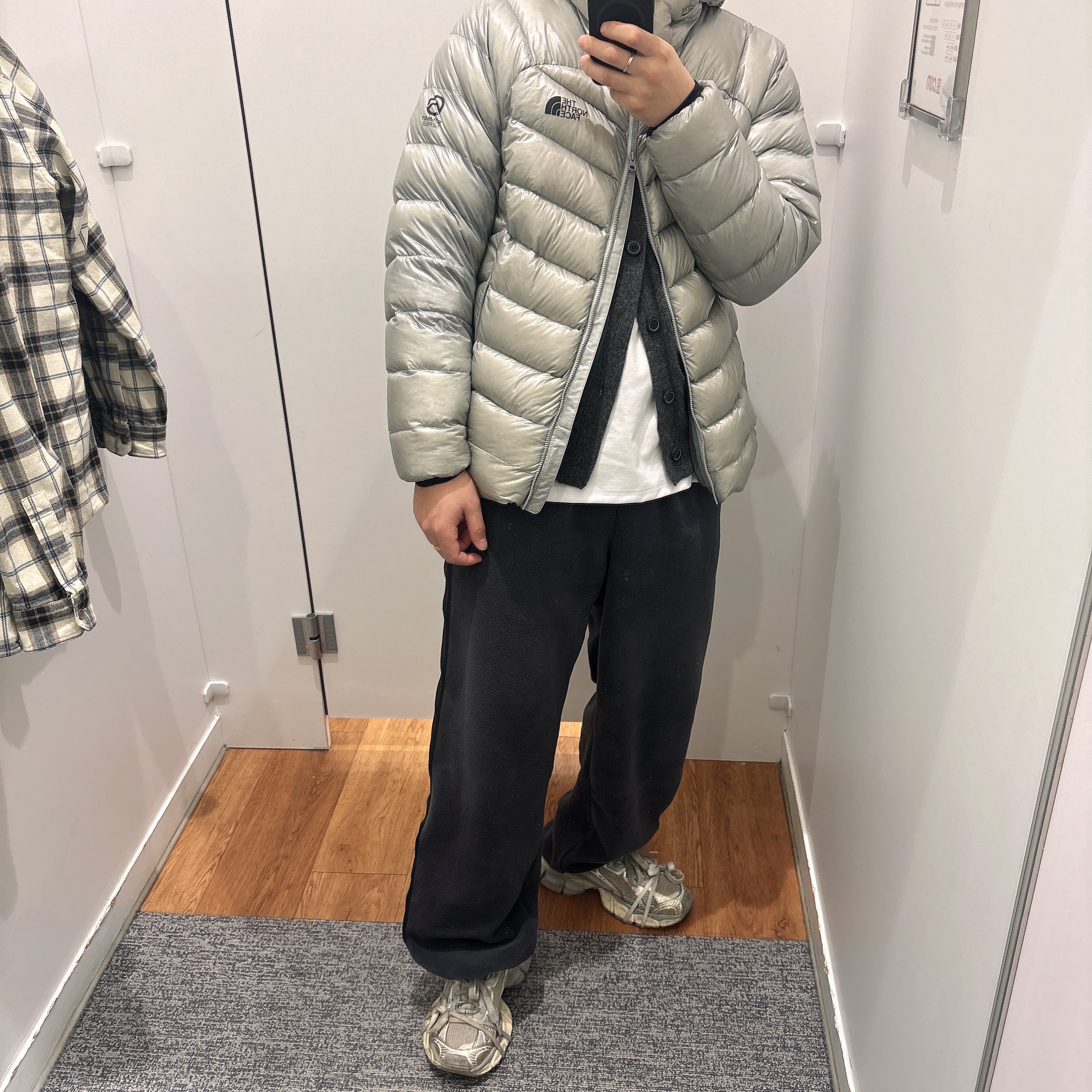The North Face Summit Mattehorn RDS Down Jacket Light Gray, Ader Error Sig; TRS/BL Tag Cardigan 01 Charcoal 착용 스타일 - 1