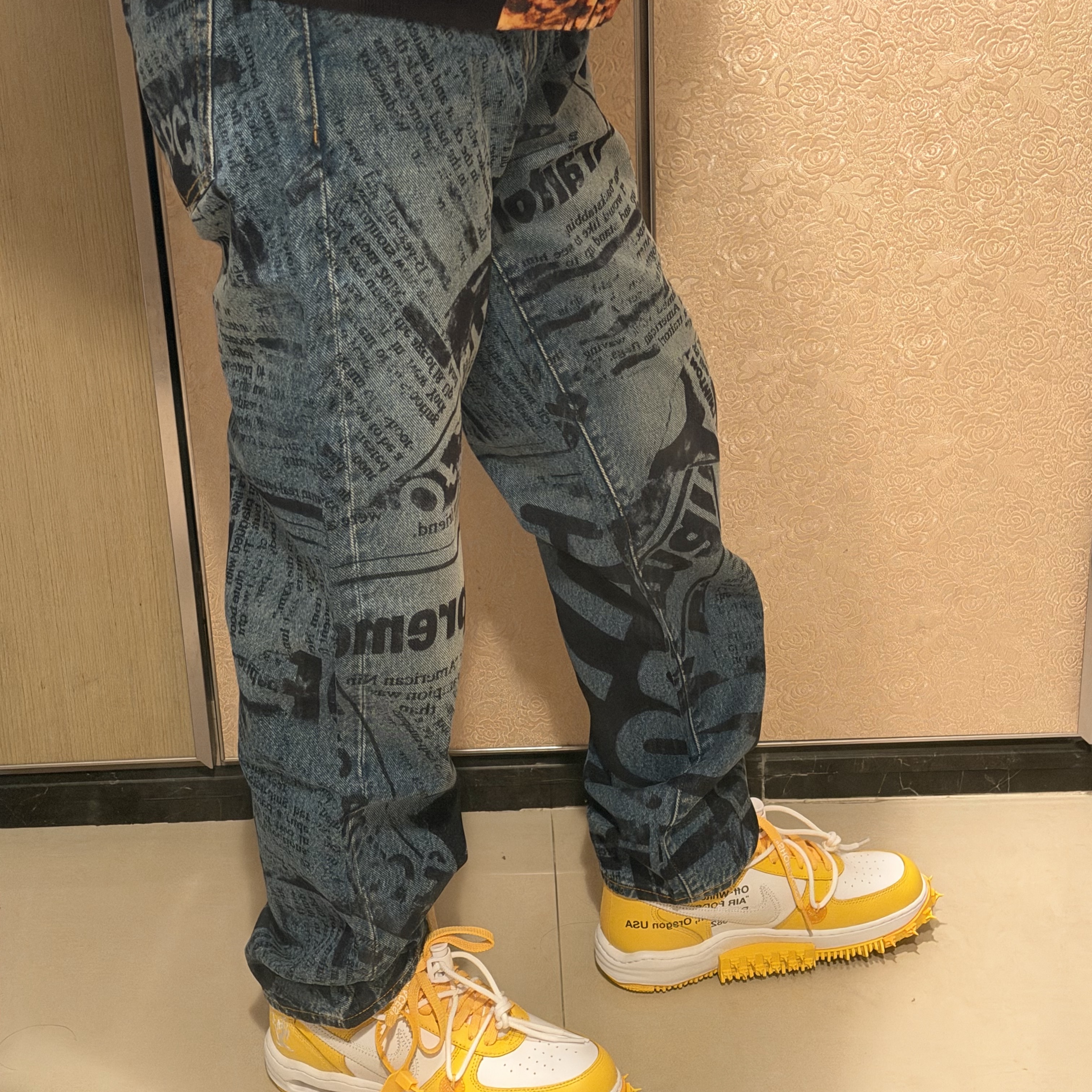 Supreme Regular Jean Newspaper - 25SS 착용 스타일 - 4