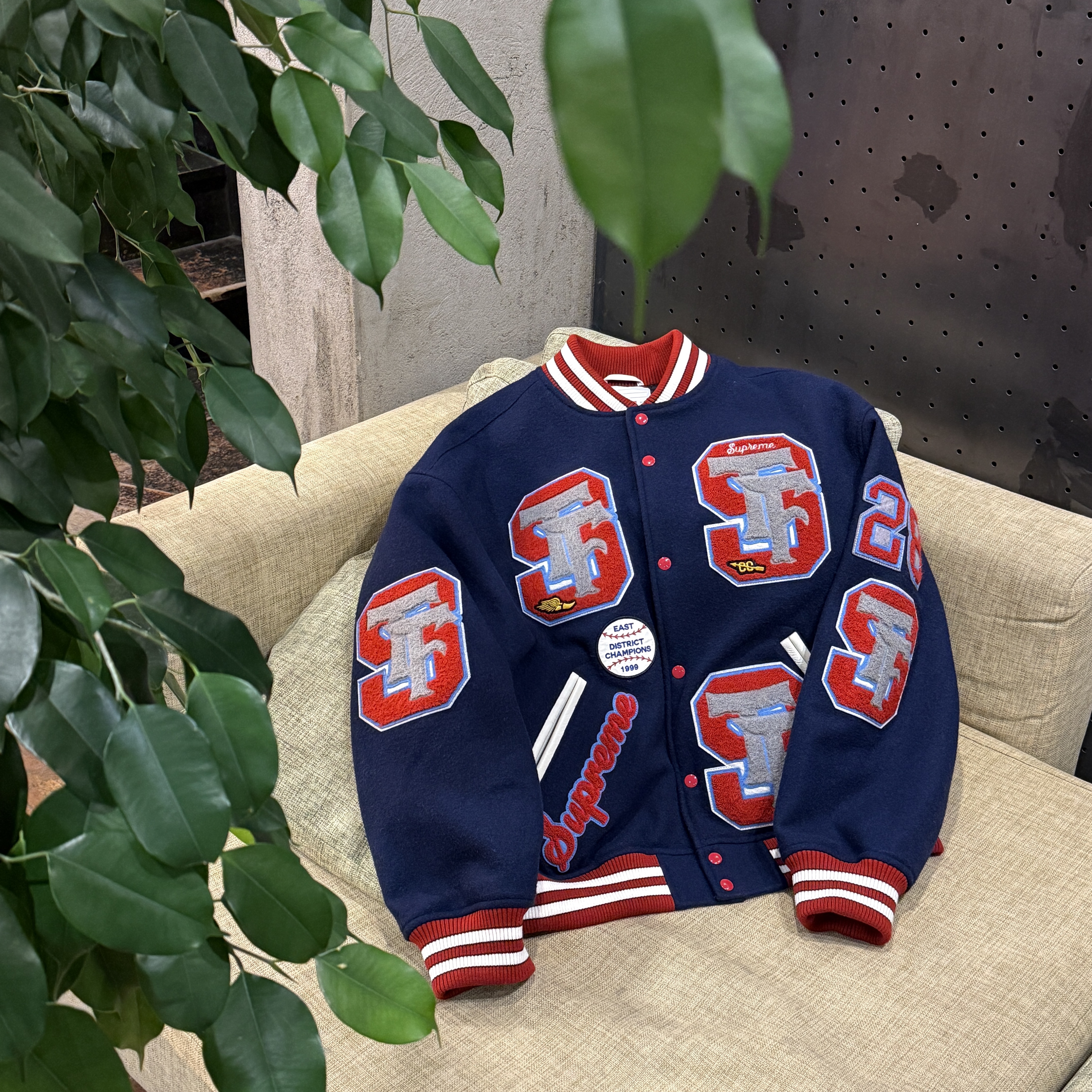 Supreme Drill Team Varsity Jacket Navy - 25FW, Nike x Jacquemus Moon Shoe SP Off Noir Cashmere 착용 스타일 - 1