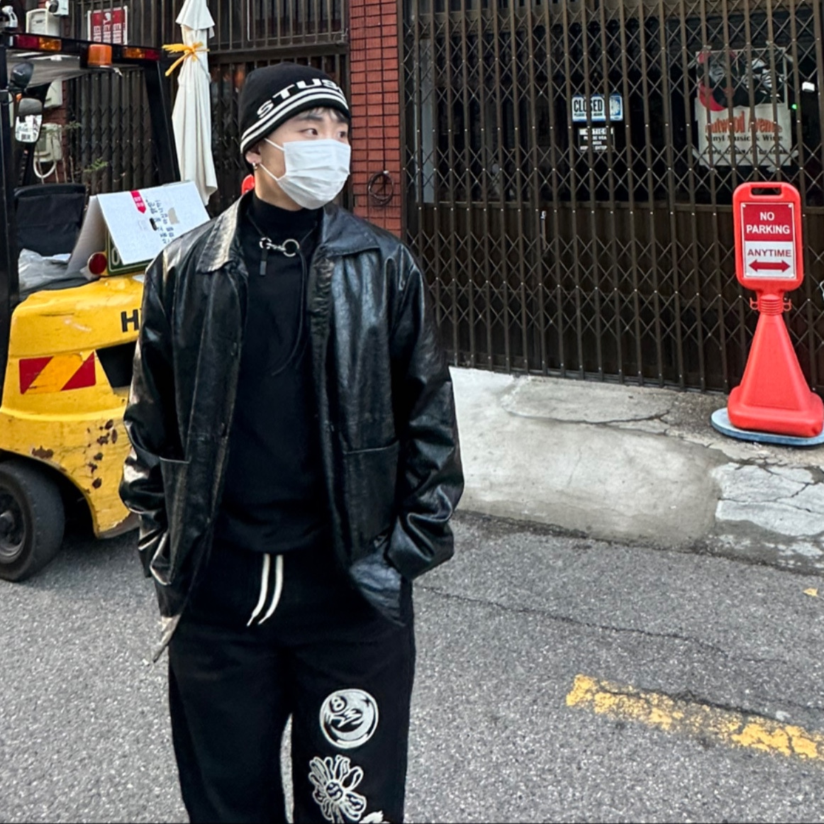 Stussy Jacquard Stripe Skullcap Beanie Black, Our Legacy Ladon Leather Keychain Black 착용 스타일