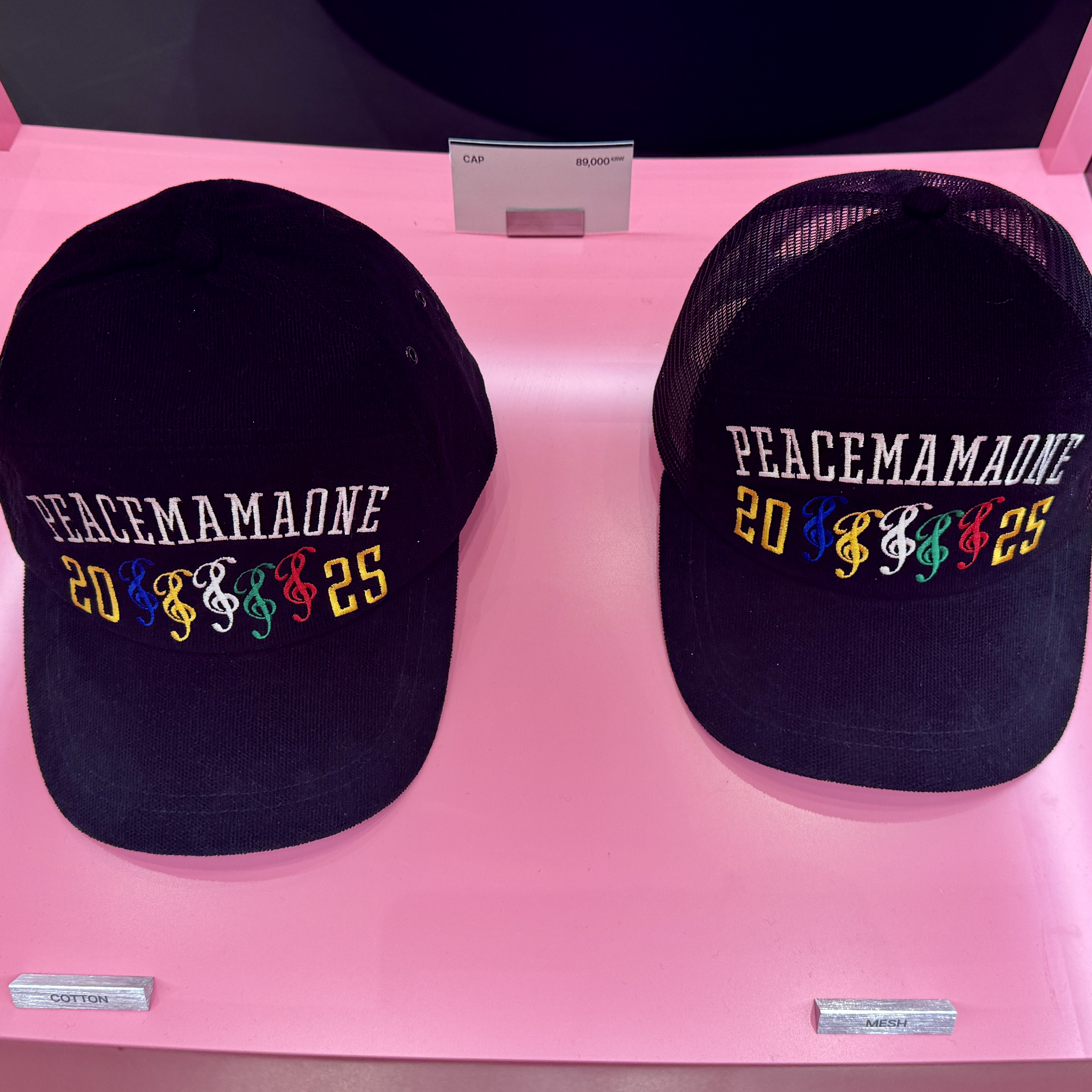 Peaceminusone x 2025 MAMA Awards Peacemamaone Cap Mesh 착용 스타일