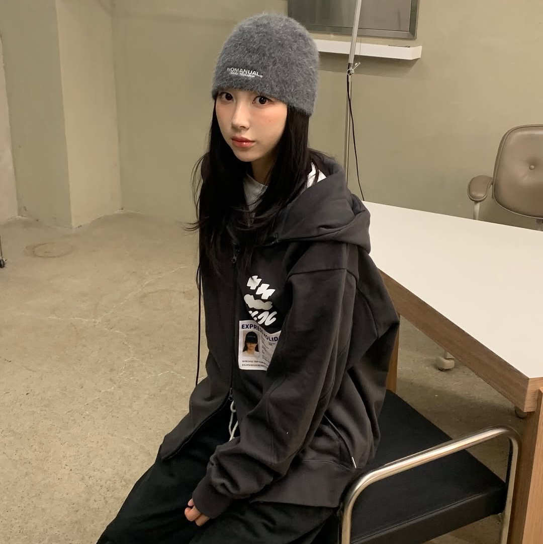 Express Holiday Passport Hoodie Zip-Up Charcoal, Express Holiday Passport Hoodie Zip-Up Sky Blue 착용 스타일 - 2