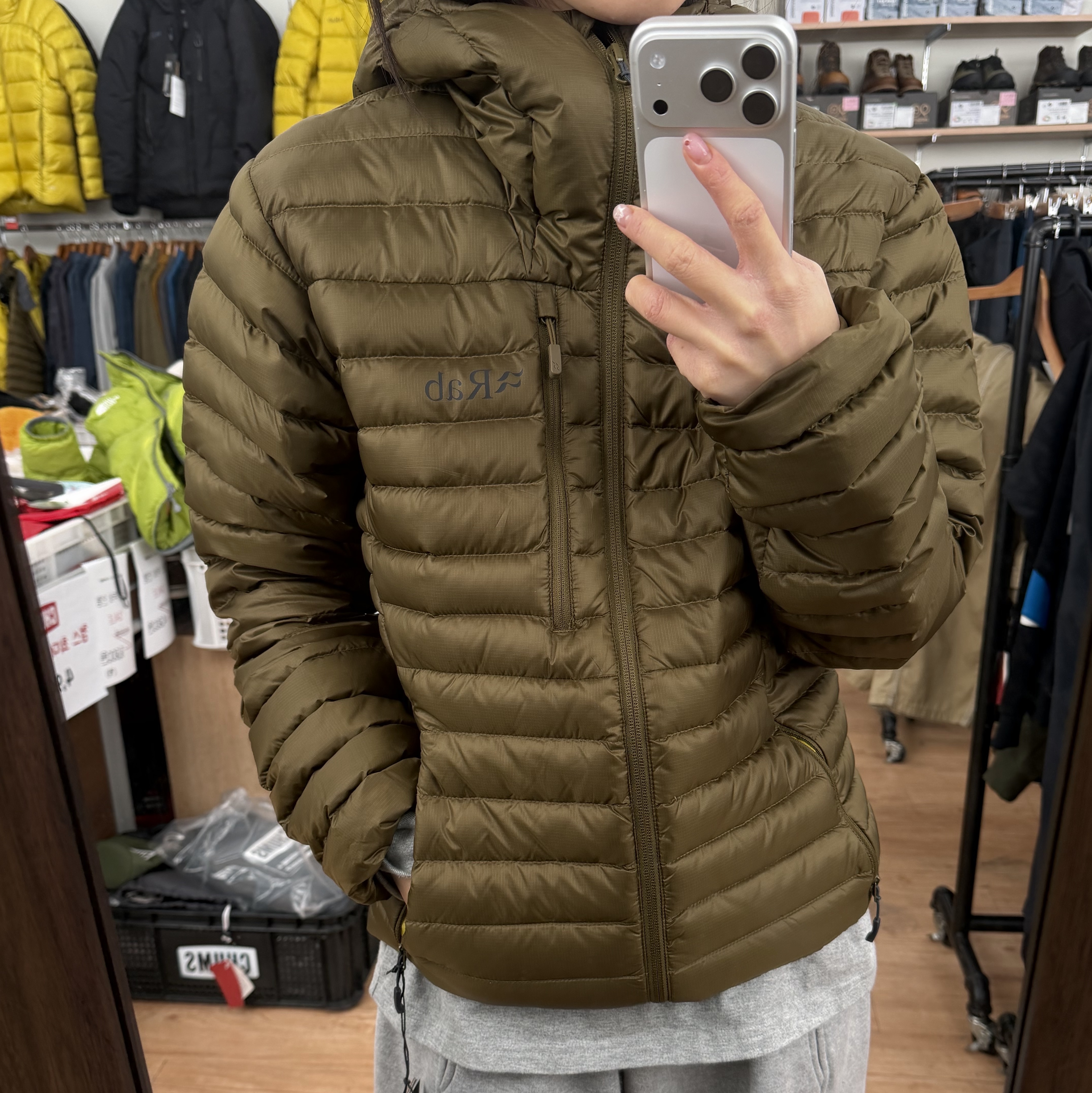 Rab Microlight Alpine Jacket Oak 착용 스타일