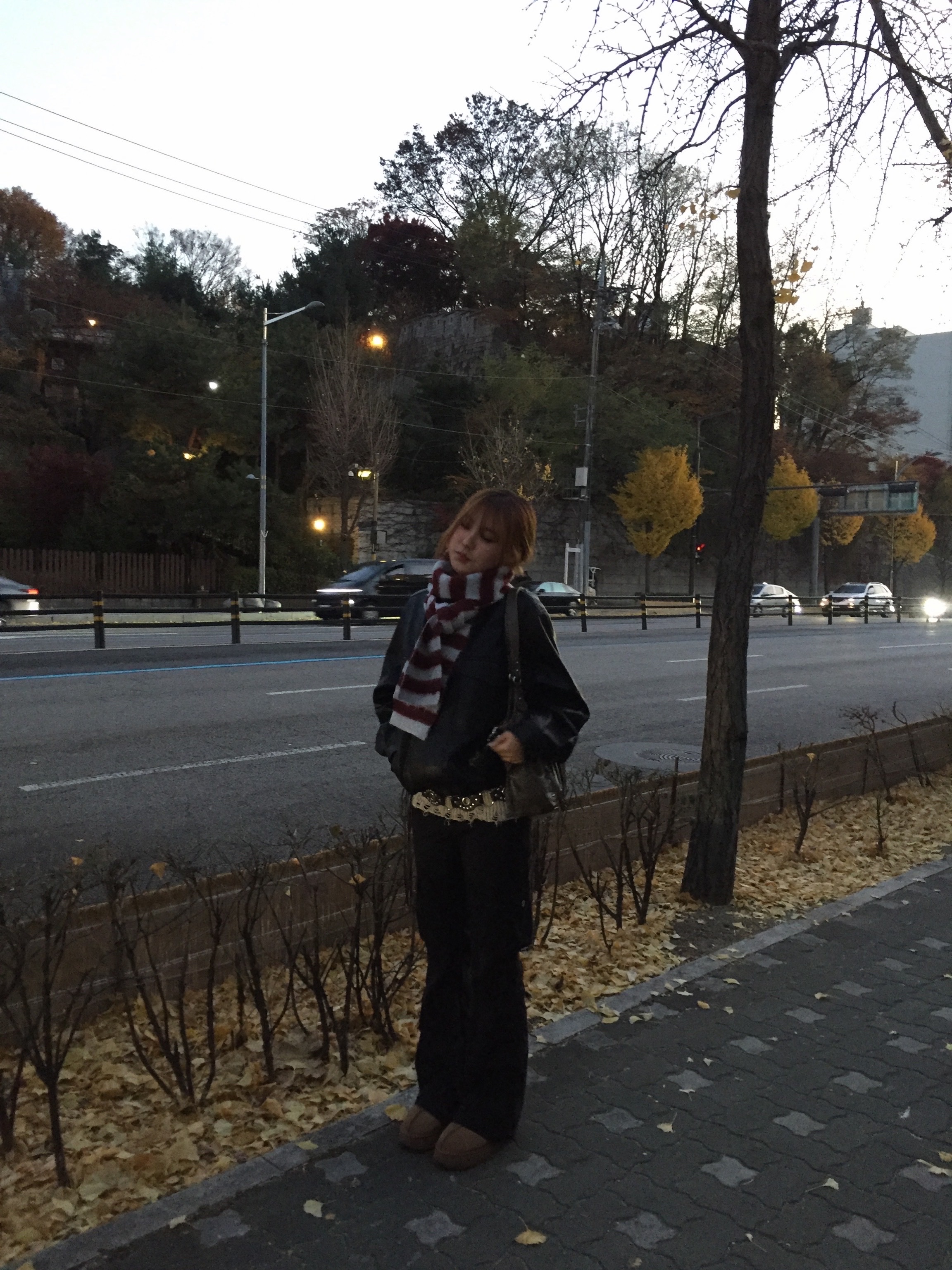 (W) Rockfishweatherwear Cloudy Flatform Fur Mules Chestnut 착용 스타일
