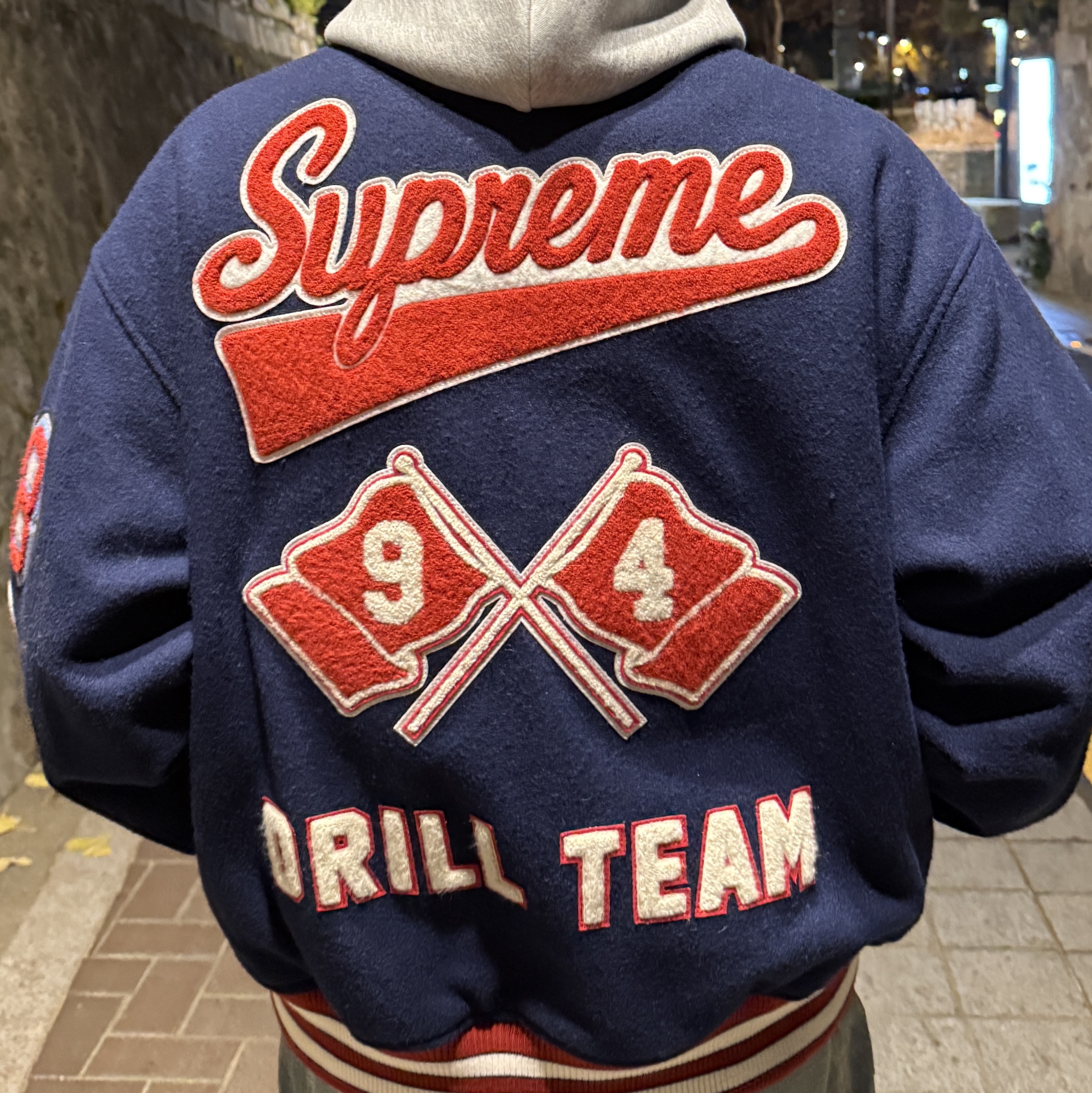 Supreme Drill Team Varsity Jacket Navy - 25FW, Nike x Jacquemus Moon Shoe SP Off Noir Cashmere 착용 스타일 - 4