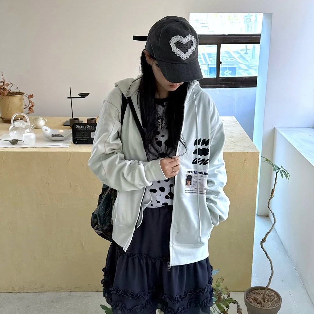 Express Holiday Passport Hoodie Zip-Up Charcoal, Express Holiday Passport Hoodie Zip-Up Sky Blue 착용 스타일 - 2