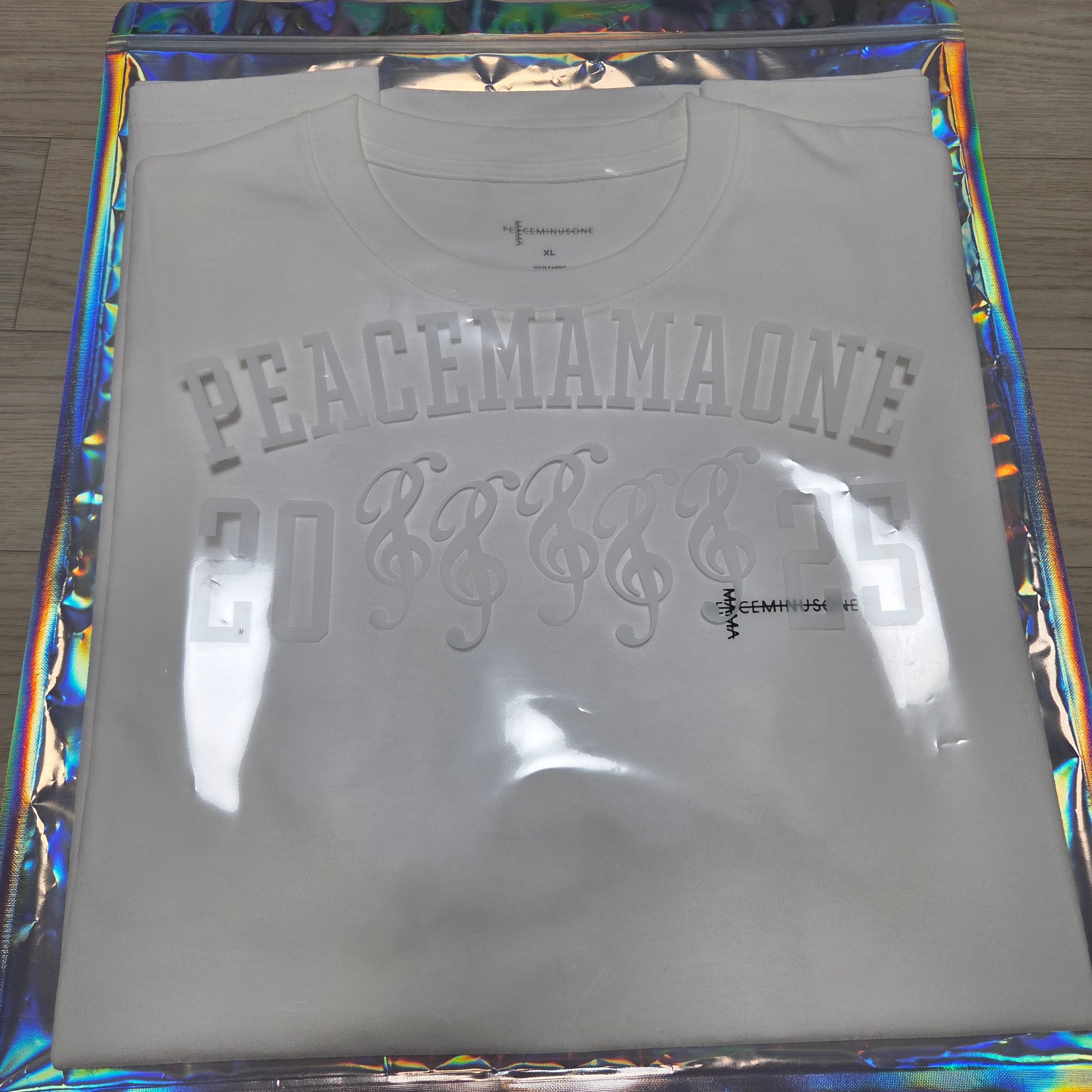 Peaceminusone x 2025 MAMA Awards Peacemamaone T-Shirt White, Peaceminusone x 2025 MAMA Awards Peacemamaone T-Shirt Black 착용 스타일